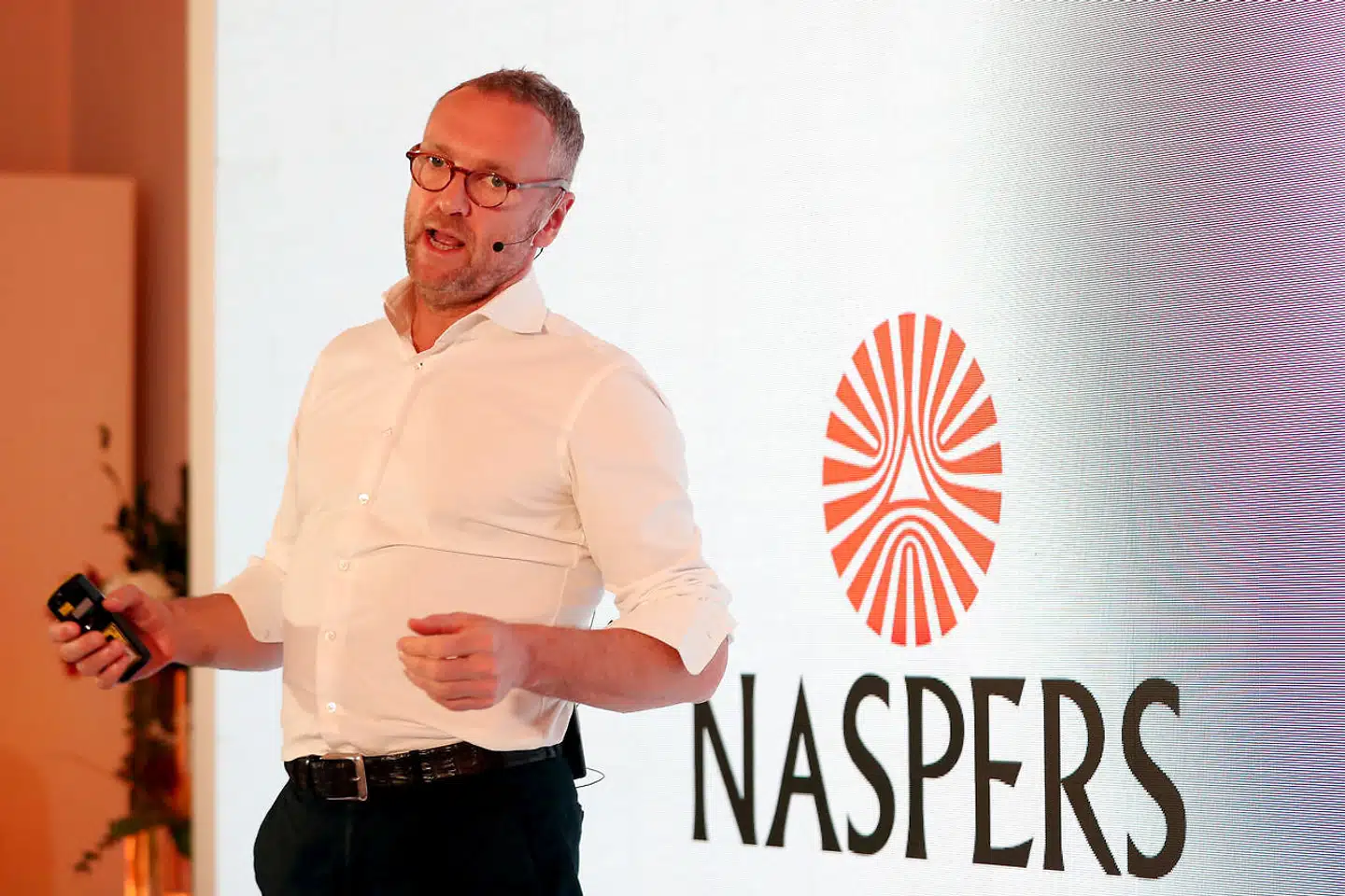 Bob van Dijk er topchef for den sydafrikanske teknologikoncern Naspers, der igen ejer Prosus, som nu har budt på madtjenesten Just Eat. Prosus ejer i forvejen flere madtjenester, og van Dijk beskriver markedet for madlevering som »den største mulighed, jeg nogensinde har set i mit liv«.