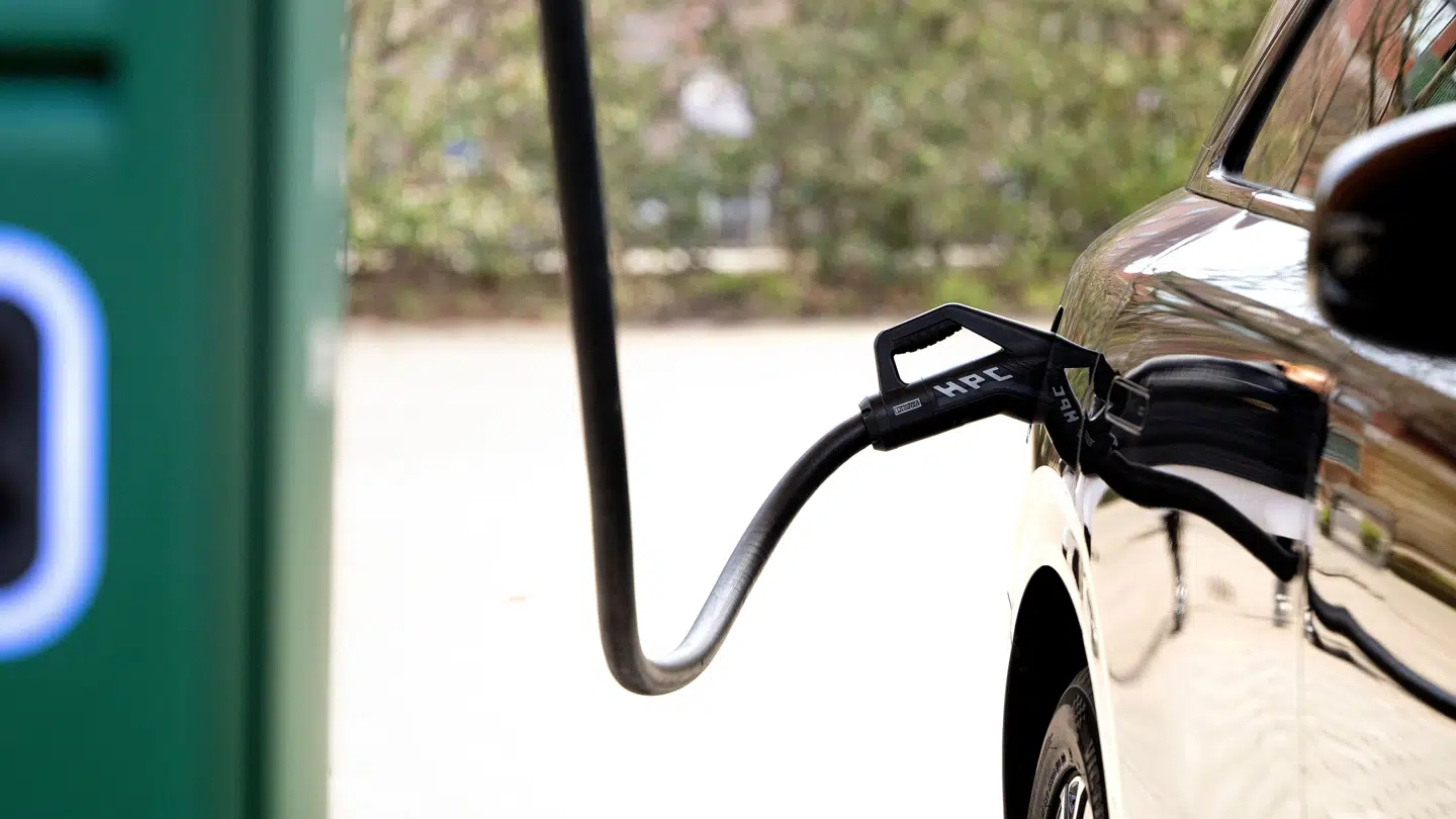 Arkivfoto. Elbilerne strømmer lige nu ind over grænsen til Danmark.