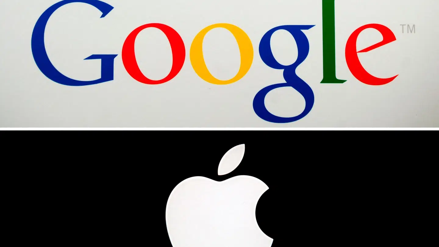 Både Apple og Google får kritik for at installere funktioner på brugernes mobiler, som kan krænke privatslivets fred - uden at orintere om det.