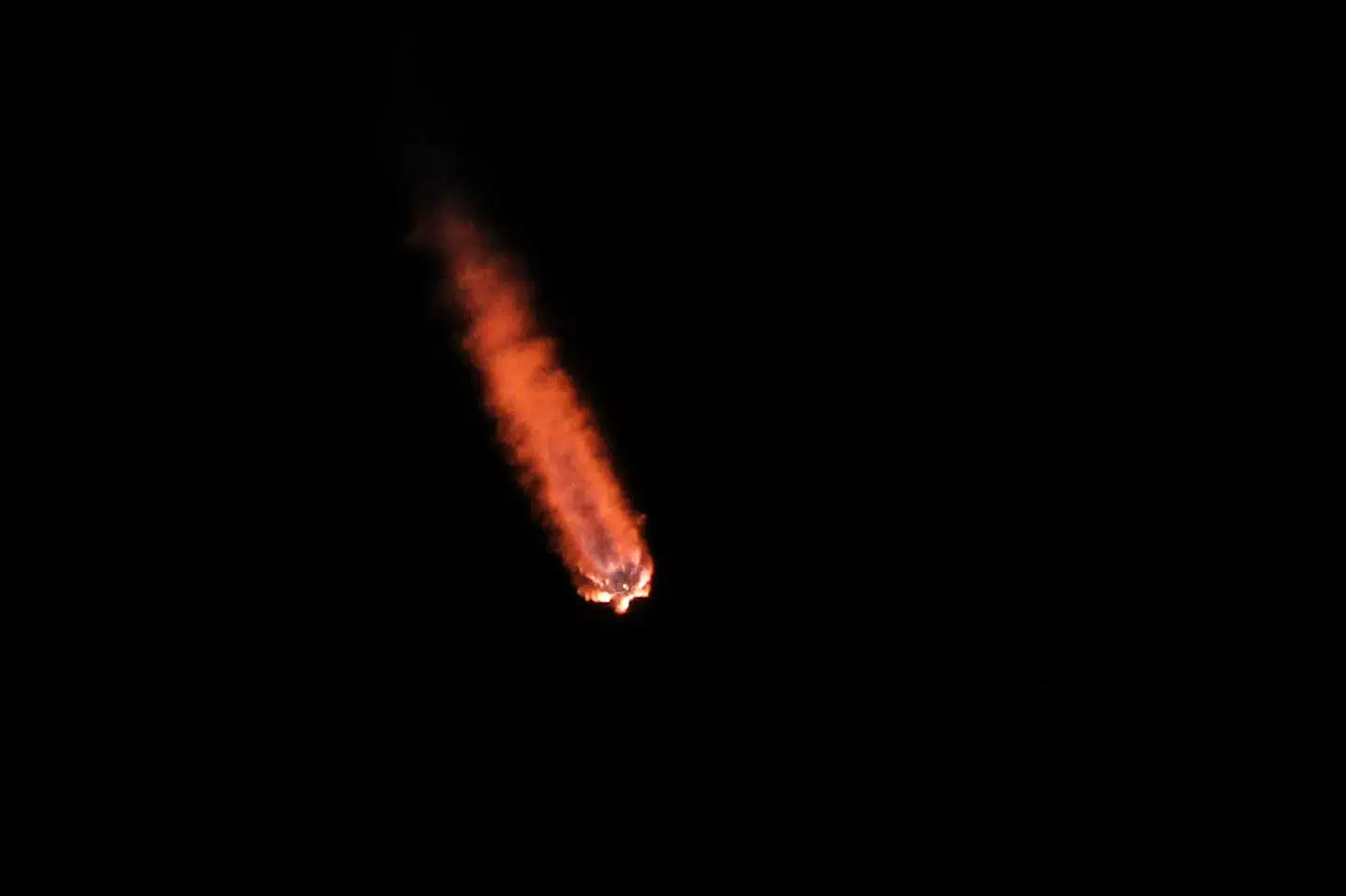 En månelander fra firmaet Intuitive Machines og en løfteraket fra SpaceX ses her under opsendelse fra Kennedy Space Center i Florida.