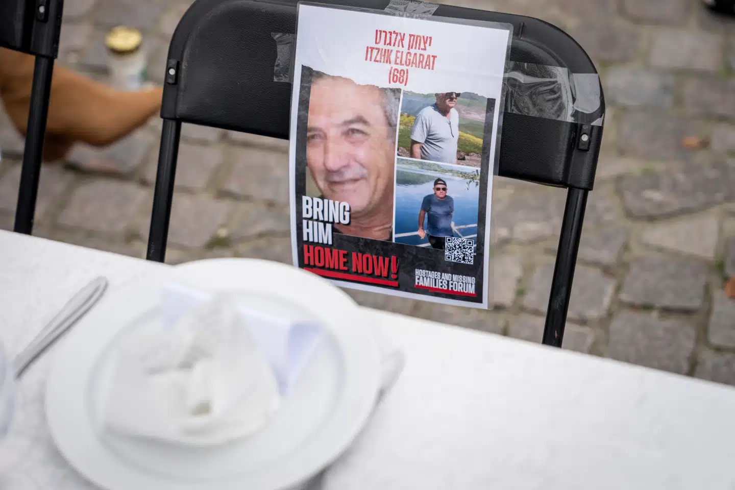 Itzik Elgarat stod skrevet på borddækningen i forbindelse med et shabbatbord for de 222 gidsler, der sad fanget i Gaza. Der var dækket op med en plads for hvert af gidslerne på Kongens Nytorv i København, 27. oktober 2023.