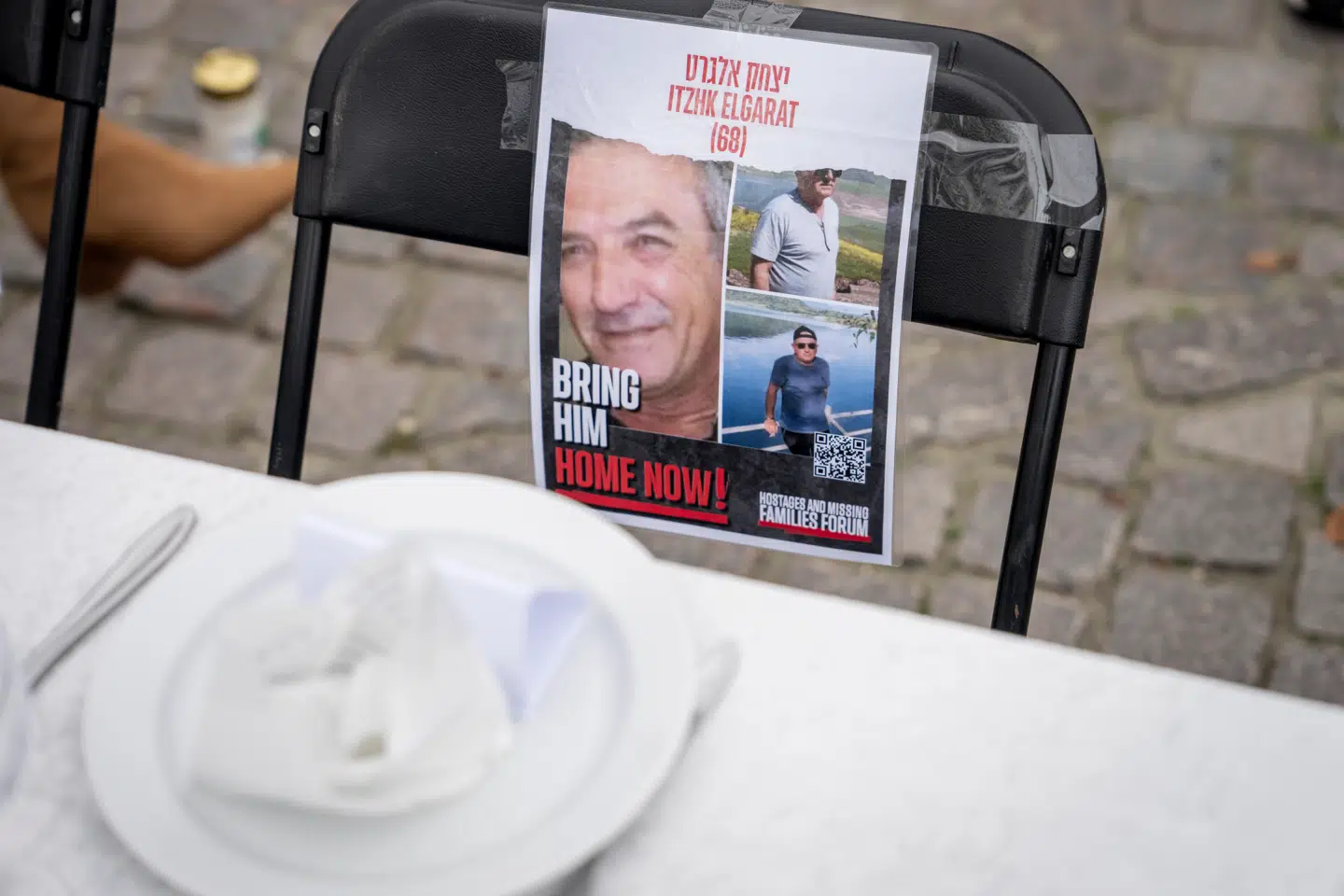 Itzik Elgarat stod skrevet på borddækningen i forbindelse med et shabbatbord for de 222 gidsler, der sad fanget i Gaza. Der var dækket op med en plads for hvert af gidslerne på Kongens Nytorv i København, 27. oktober 2023.