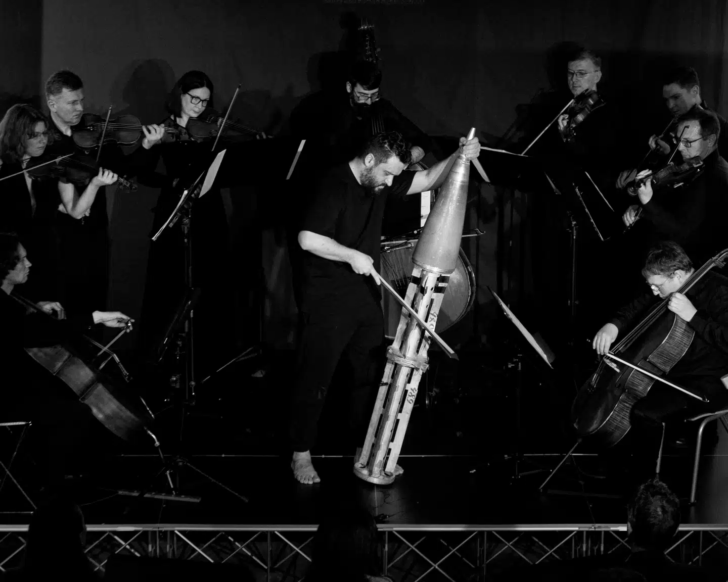 Den ukrainske komponist Roman Grygoriv spiller her på et russisk MRLS BM-27 Uragan-missil sammen med strygerne fra solistensemblet Kyiv Camerata. Foto: Mathias Fredslund Hansen