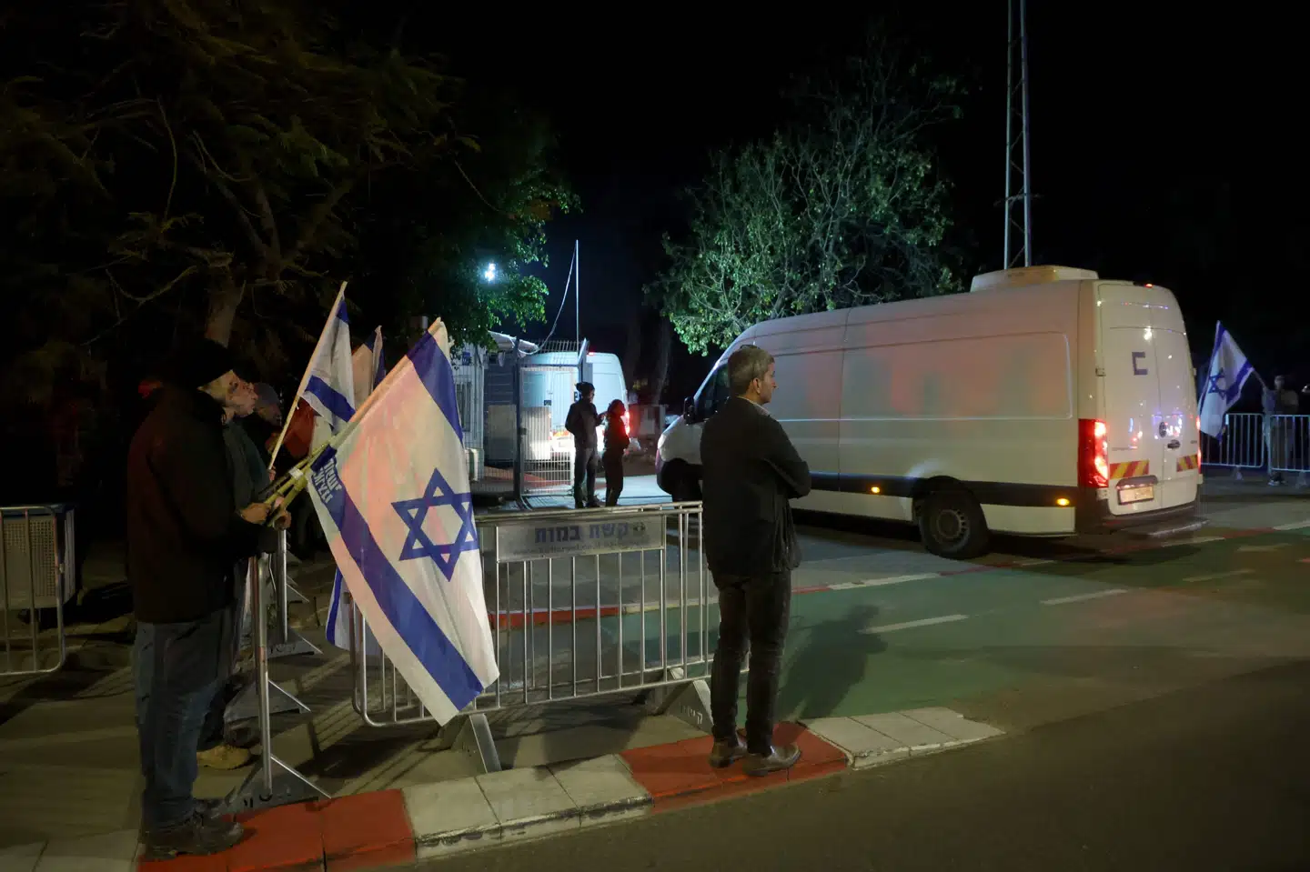 Konvoj af køretøjer bringer lig af fire gidsler til Israel onsdag.