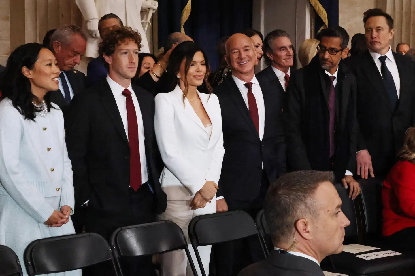 Det er blandt andet billeder som dette fra indsættelsen af Donald Trump som præsident i januar 2025, der har gjort teknologigiganternes topchefer mere eksponerede. Her ses fra venstre Priscilla Chan (Mark Zuckerbergs kone), Meta/Facebook-topchef og storejer Mark Zuckerberg, Lauren Sanchez (Jeff Bezos' kone), Amazon-stifter Jeff Bezos, Google-topchef Sundar Pichar og Tesla-topchef Elon Musk.
