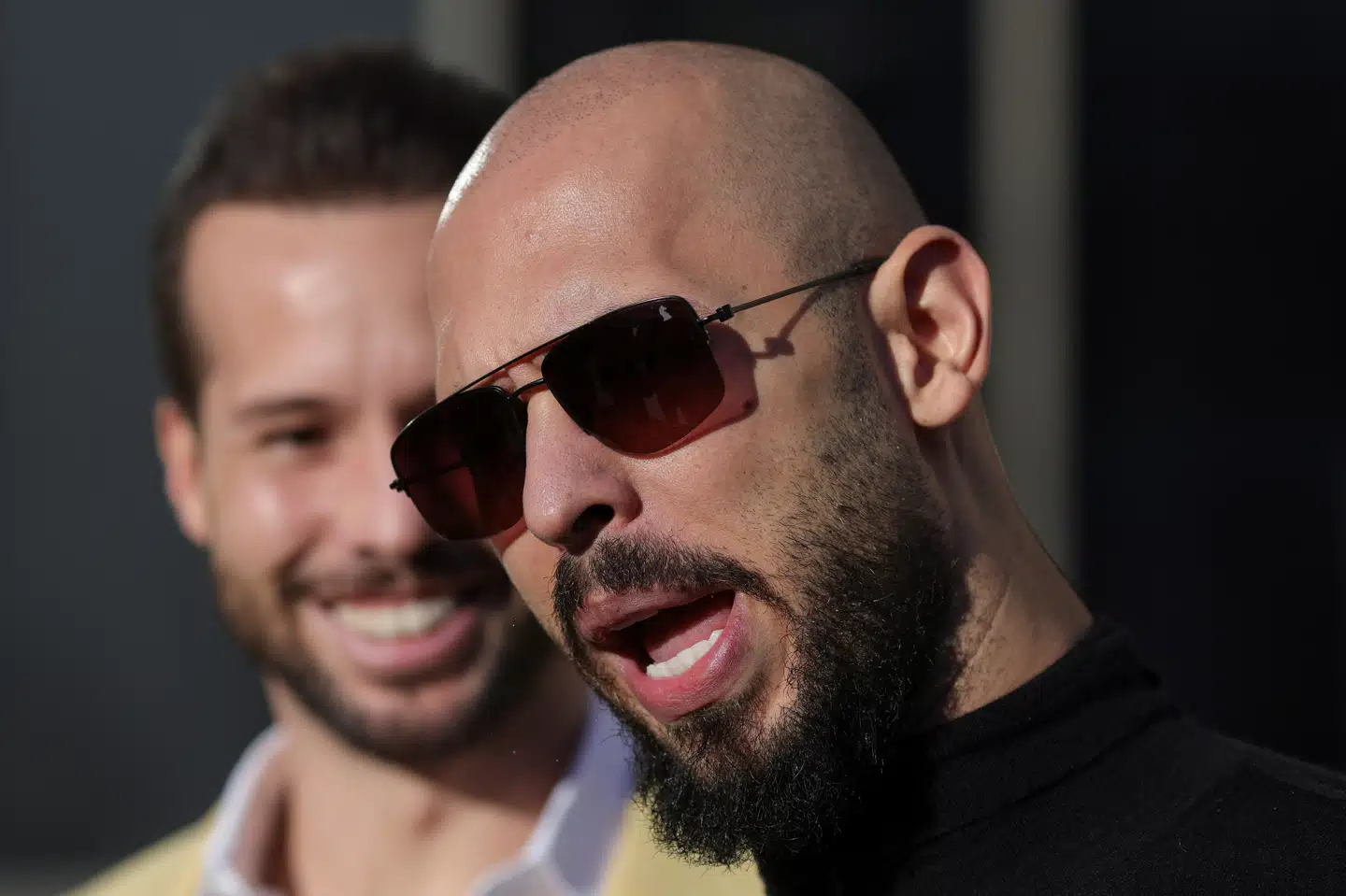 Andrew Tate, der mistænkes for blandt andet at have bedrevet menneskehandel, har fået lov til at rejse ud af Rumænien. (Arkivfoto).