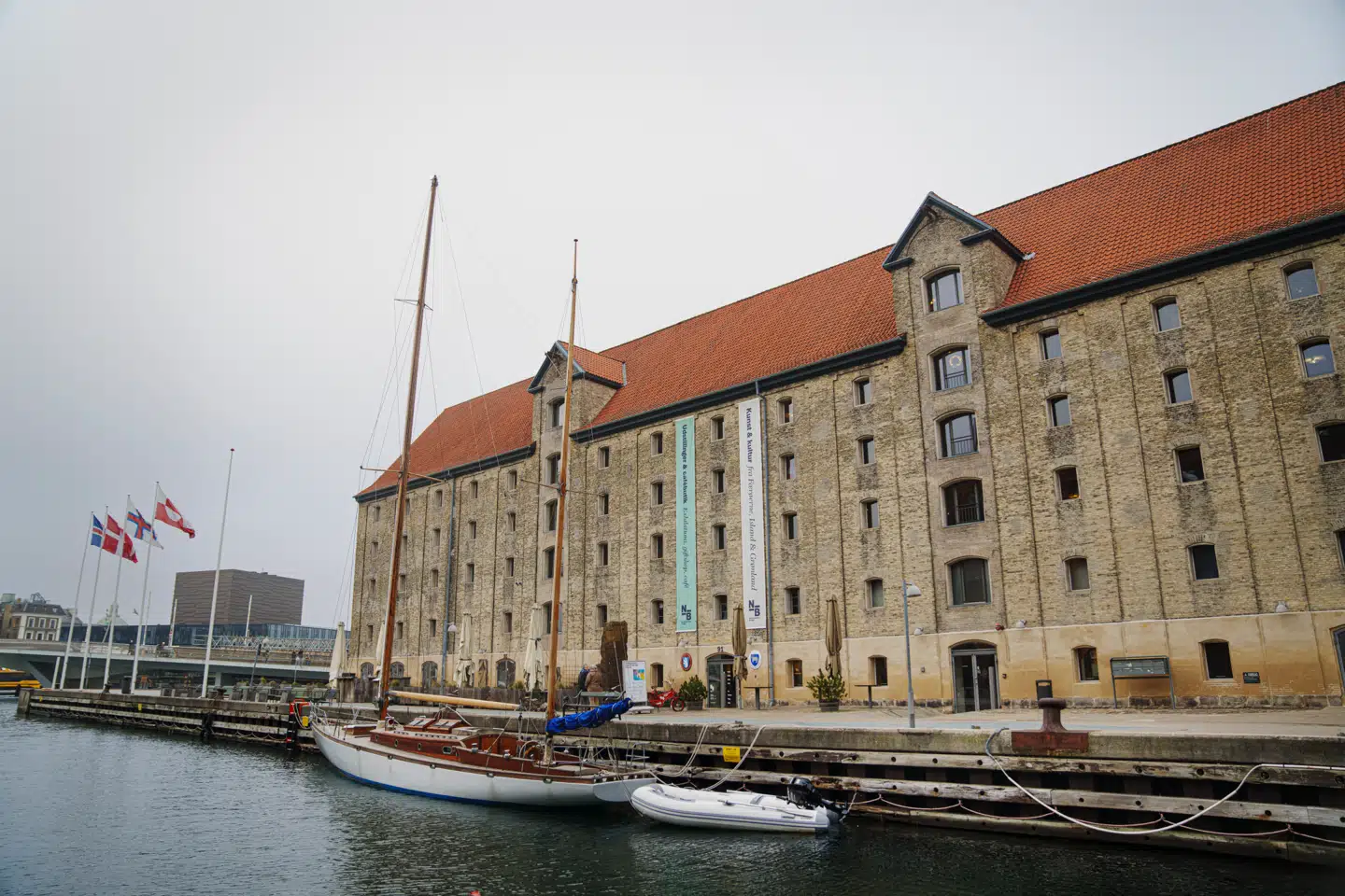 Nordatlantens Brygge i København afholder årligt filmdage. I år fremvises den omdiskuterede dokumentar »Grønlands hvide guld« – på trods af DRs afpublicering af selvsamme dokumentar.