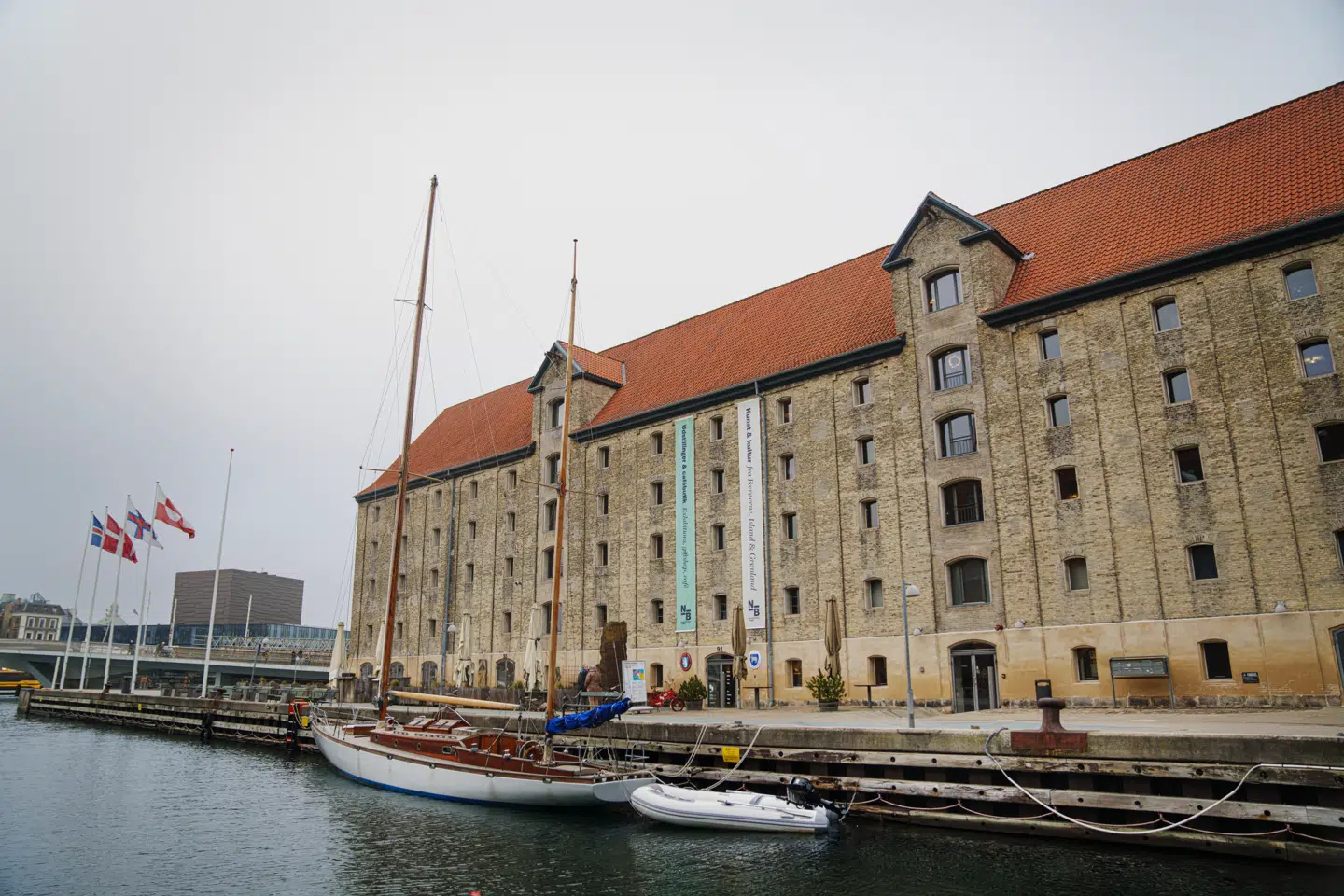 Nordatlantens Brygge i København afholder årligt filmdage. I år fremvises den omdiskuterede dokumentar »Grønlands hvide guld« – på trods af DRs afpublicering af selvsamme dokumentar.