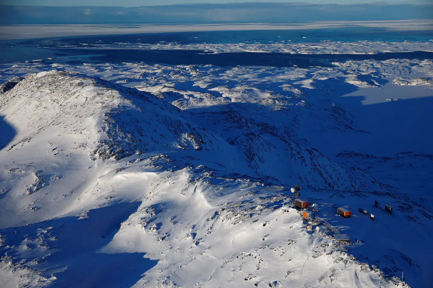 På et luftfoto fra 7. februar i år kan man se det statslige tele- og internetselskab Tusass' station på den vestlige grønlandske kyst. Ifølge den administrerende direktør forhandler Tusass i øjeblikket med Starlink om brug af deres teknologi i Grønland.
