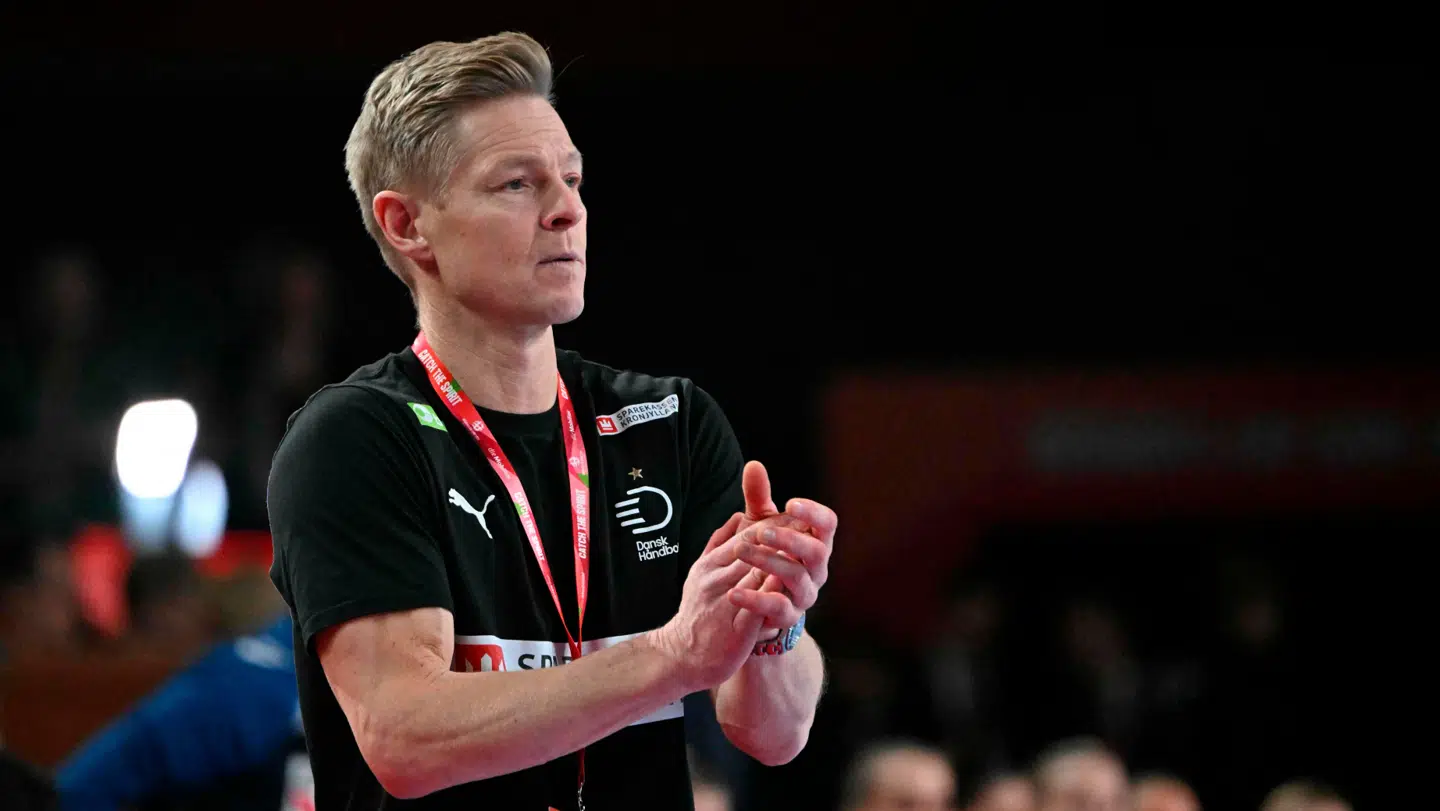 Landstræneren for kvindelandsholdet udebliver fra næste uges landsholdssamling for at bruge tid sammen med sin familie.