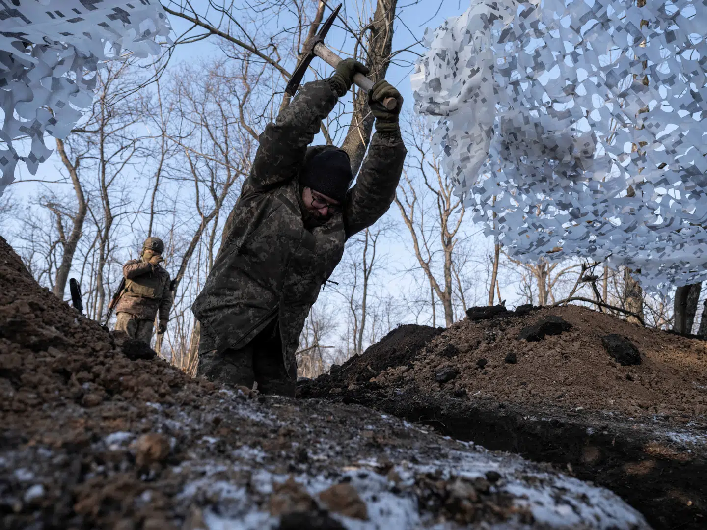 »Sammen med Finland og Polen vil Ukraine danne en stærk østlig flanke, der kan modstå enhver fremtidig russisk aggression,« skriver Søren Peter Kvist. Her udbygges en ukrainsk skyttegrav ved fronten nær Kramatorsk i Donetsk 26. februar 2025.