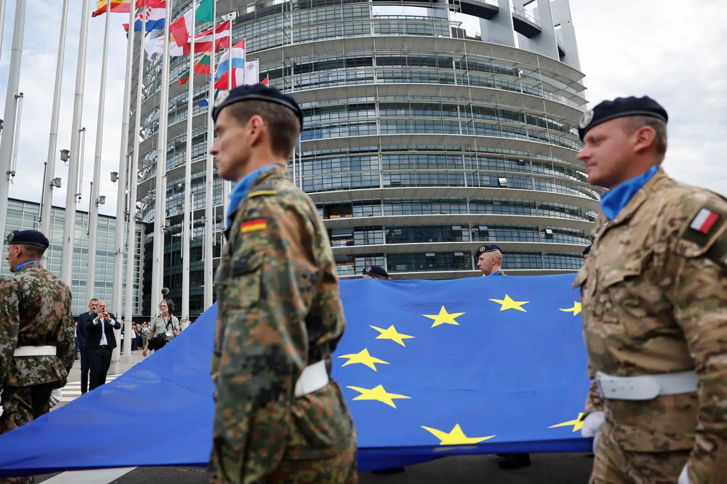 På billedet ses soldater fra det tyske og polske militær, som deltager i en ceremoni, hvor unionsflaget for EU bliver hejst foran Europa-Parlamentet i Strasbourg tilbage i juli 2024.