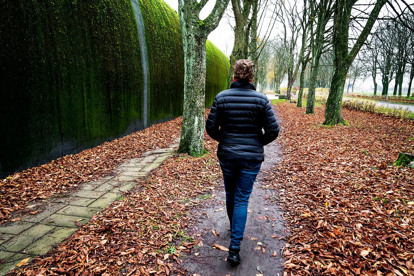 Karinas søn blev overfaldet af en asylansøger i marts. Han rejste ud af Danmark med økonomisk støtte, to måneder før retssagen begyndte.