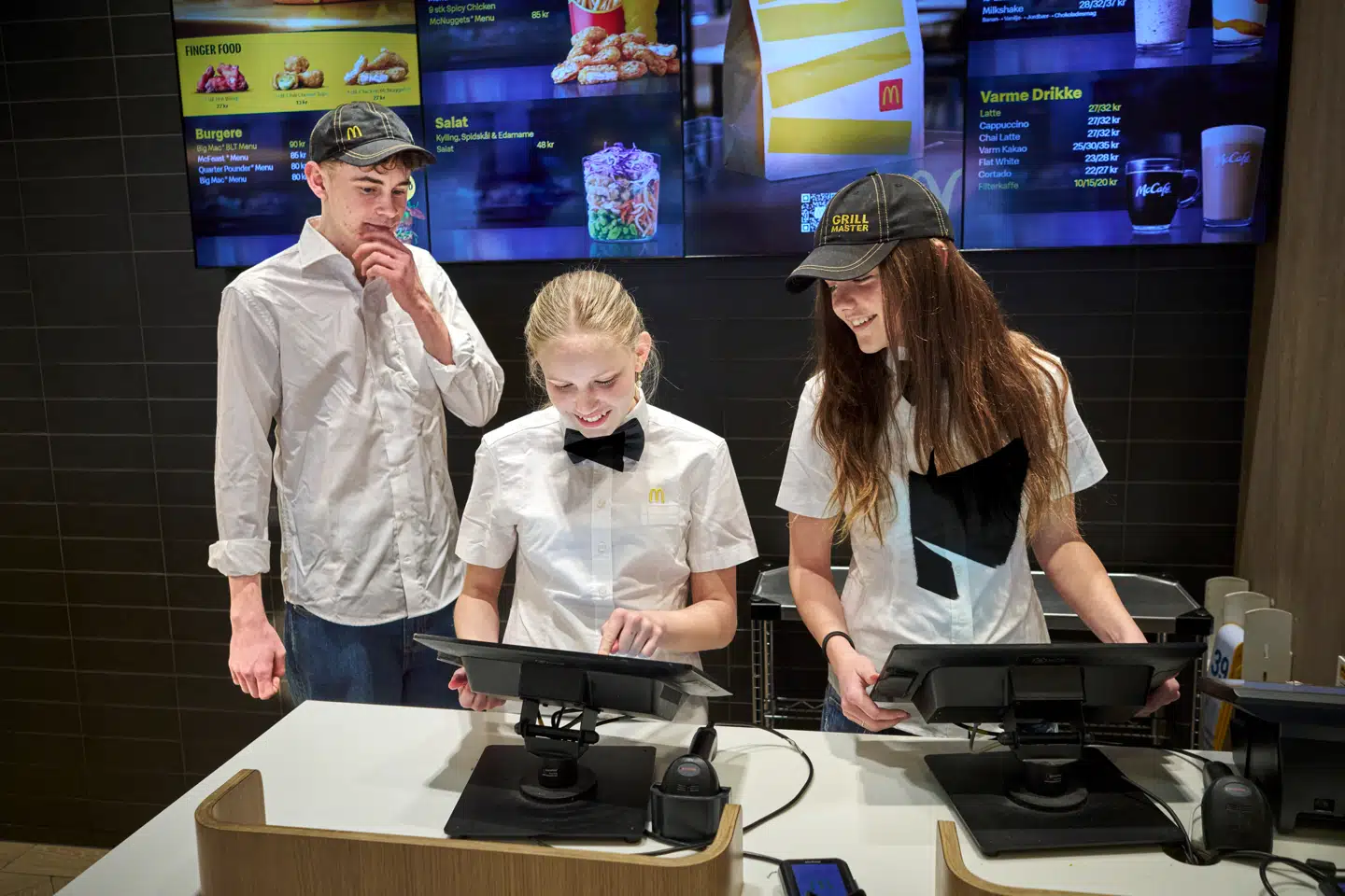 Ifølge Danmarks Statistik havde 35 procent af de 13-17-årige et fritidsjob i 2023. Fra venstre: Rasmus Mousing Hansen (17), Mie Birkedal Hansen (15) og Ann-Kathrine Ludwigs Sørensen (17).