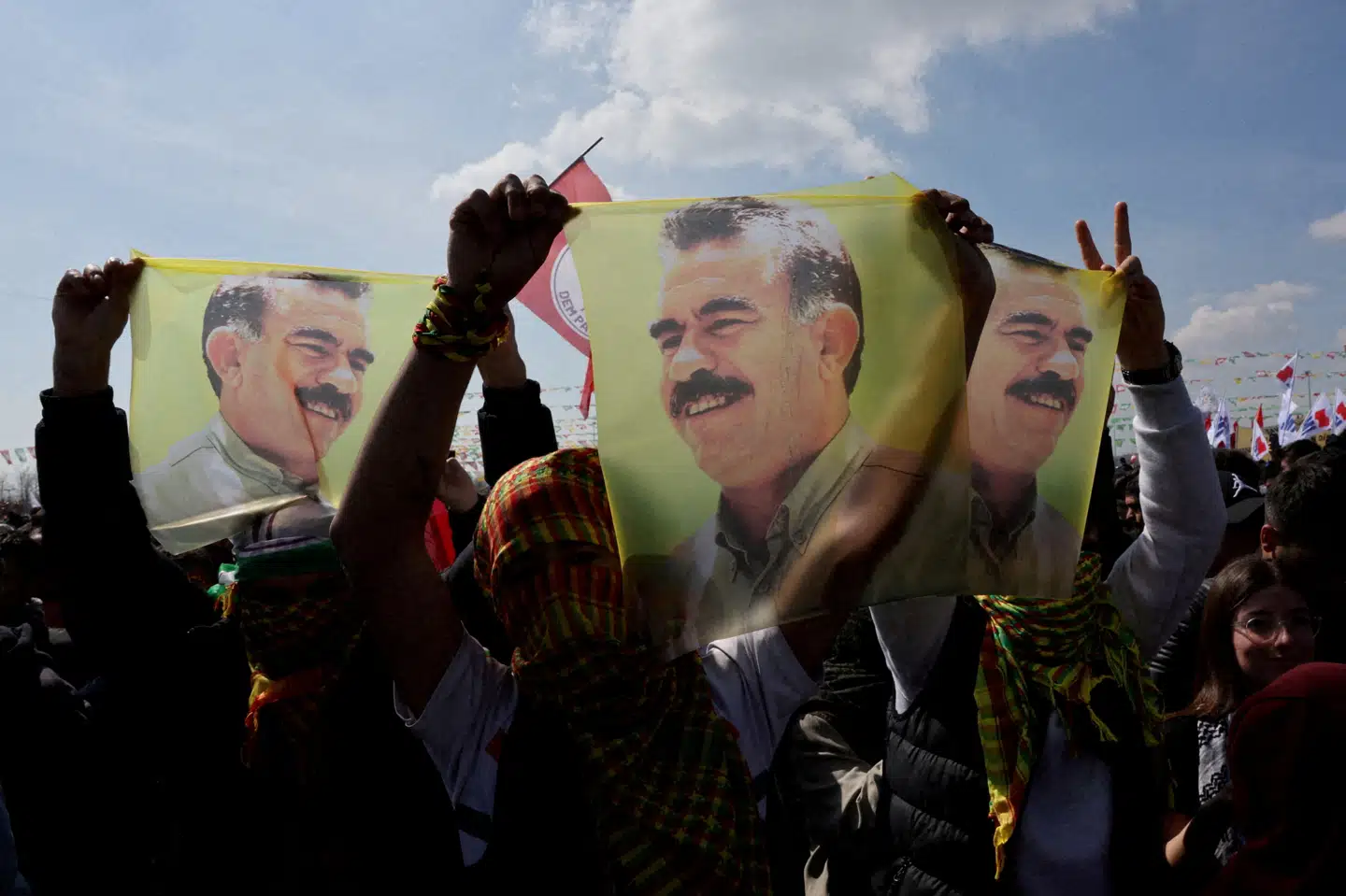 PKK's leder, Abdullah Öcalan, har siddet fængslet siden 1999. Det til trods har han stadig en stor og meget indflydelsesrig stemme i organisationen. Her ses en prokurdisk demonstration i Istanbul med flag med Öcalans ansigt. (Arkivfoto).