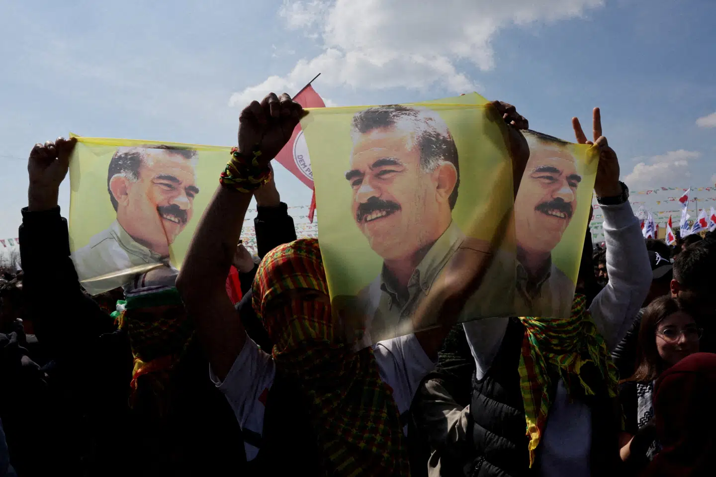 PKK's leder, Abdullah Öcalan, har siddet fængslet siden 1999. Det til trods har han stadig en stor og meget indflydelsesrig stemme i organisationen. Her ses en prokurdisk demonstration i Istanbul med flag med Öcalans ansigt. (Arkivfoto).