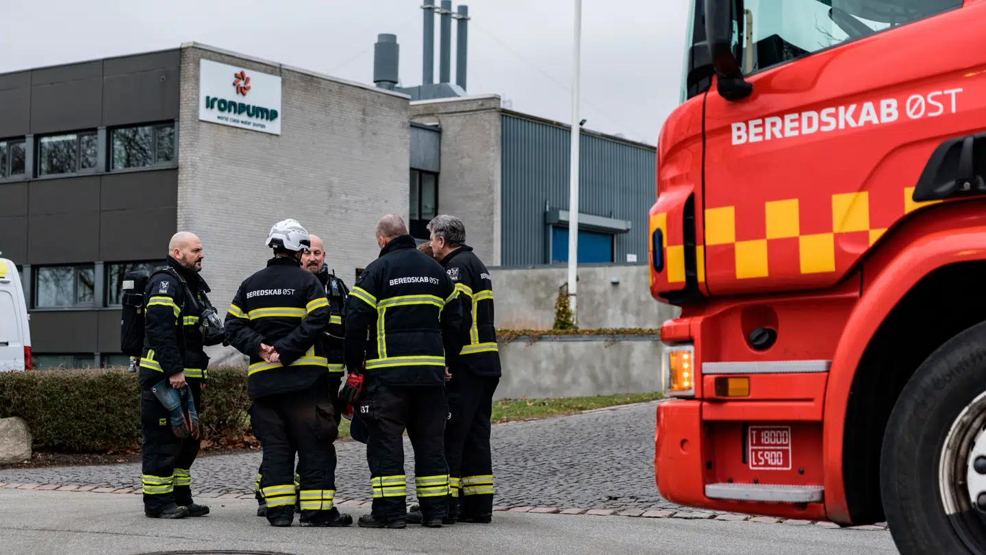 Brandvæsnet er sammen med politiet til stede ved firmaet Iron Pump på Generatorvej i Søborg, torsdag den 27. februar 2025. En eltavle er eksploderet og to personer er kommet mindre til skade.