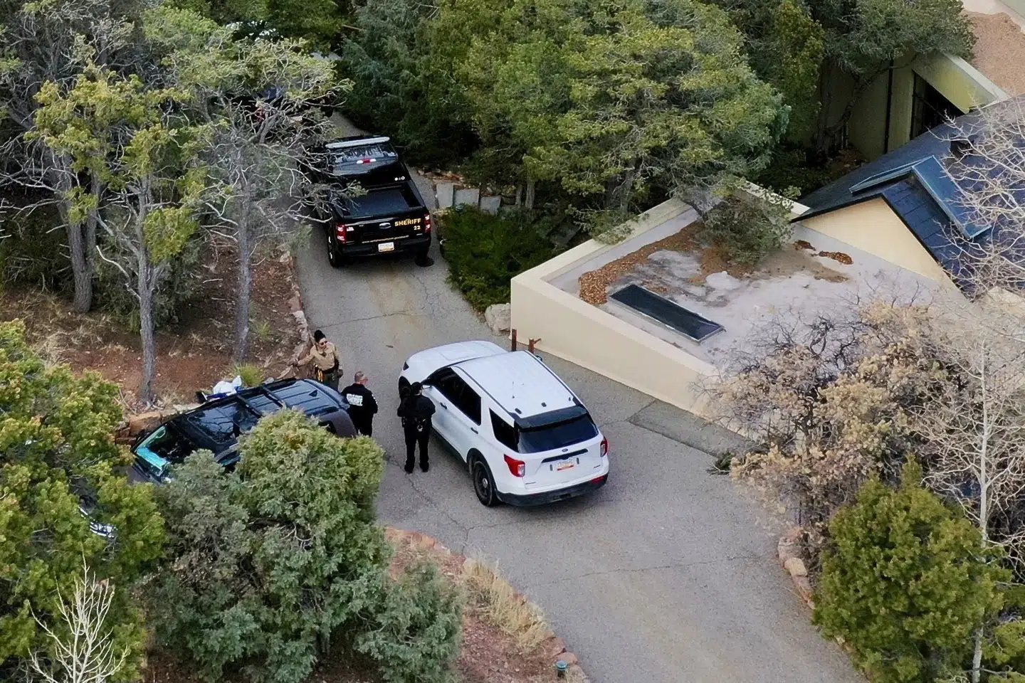 Politiet har torsdag været til stede for at undersøge skuespilleren Gene Hackmans og hans hustrus død ved deres fælles hjem i Santa Fe i New Mexico.