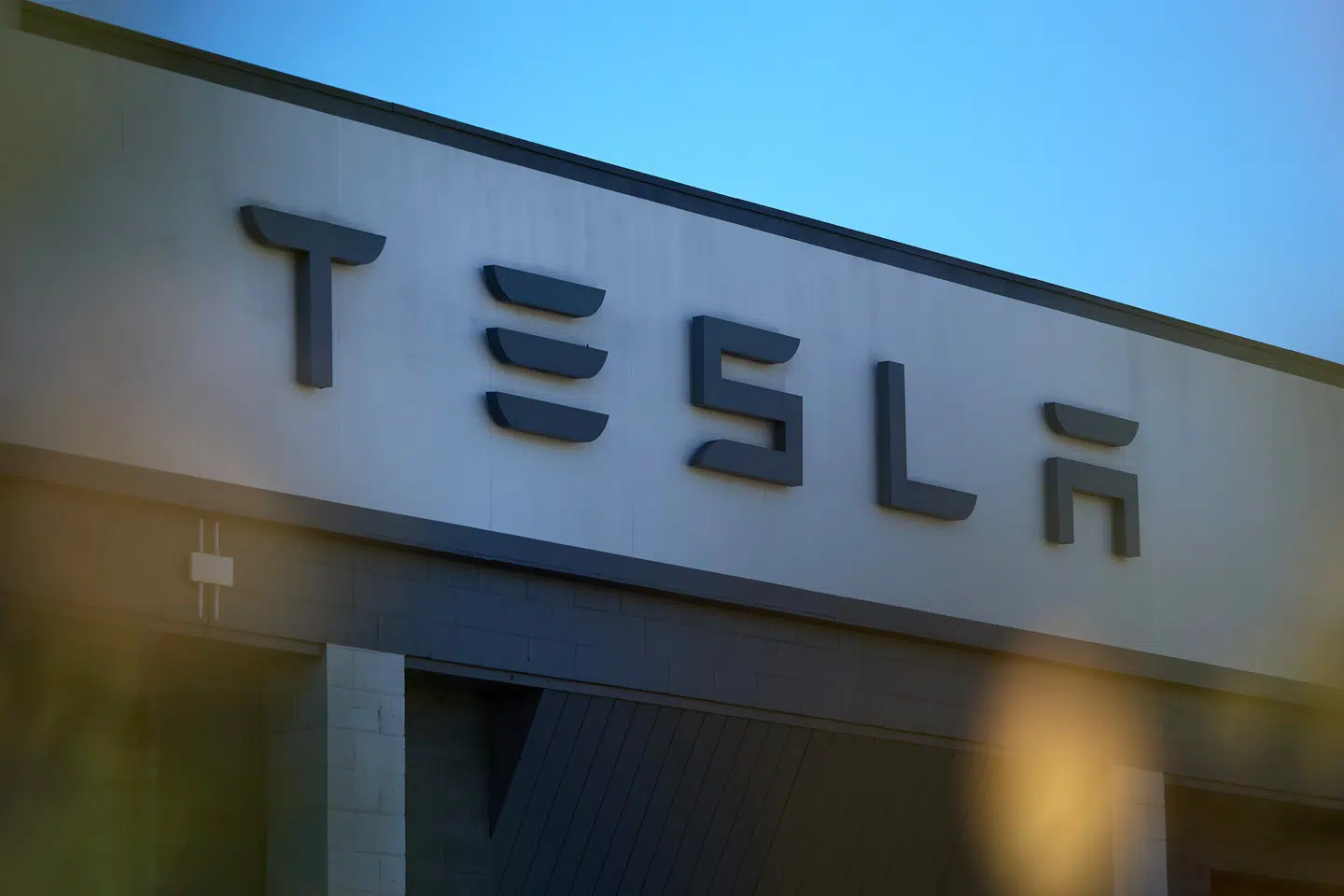 Tesla har søgt om tilladelse til at drive en kørselstjeneste i den amerikanske delstat Californien.