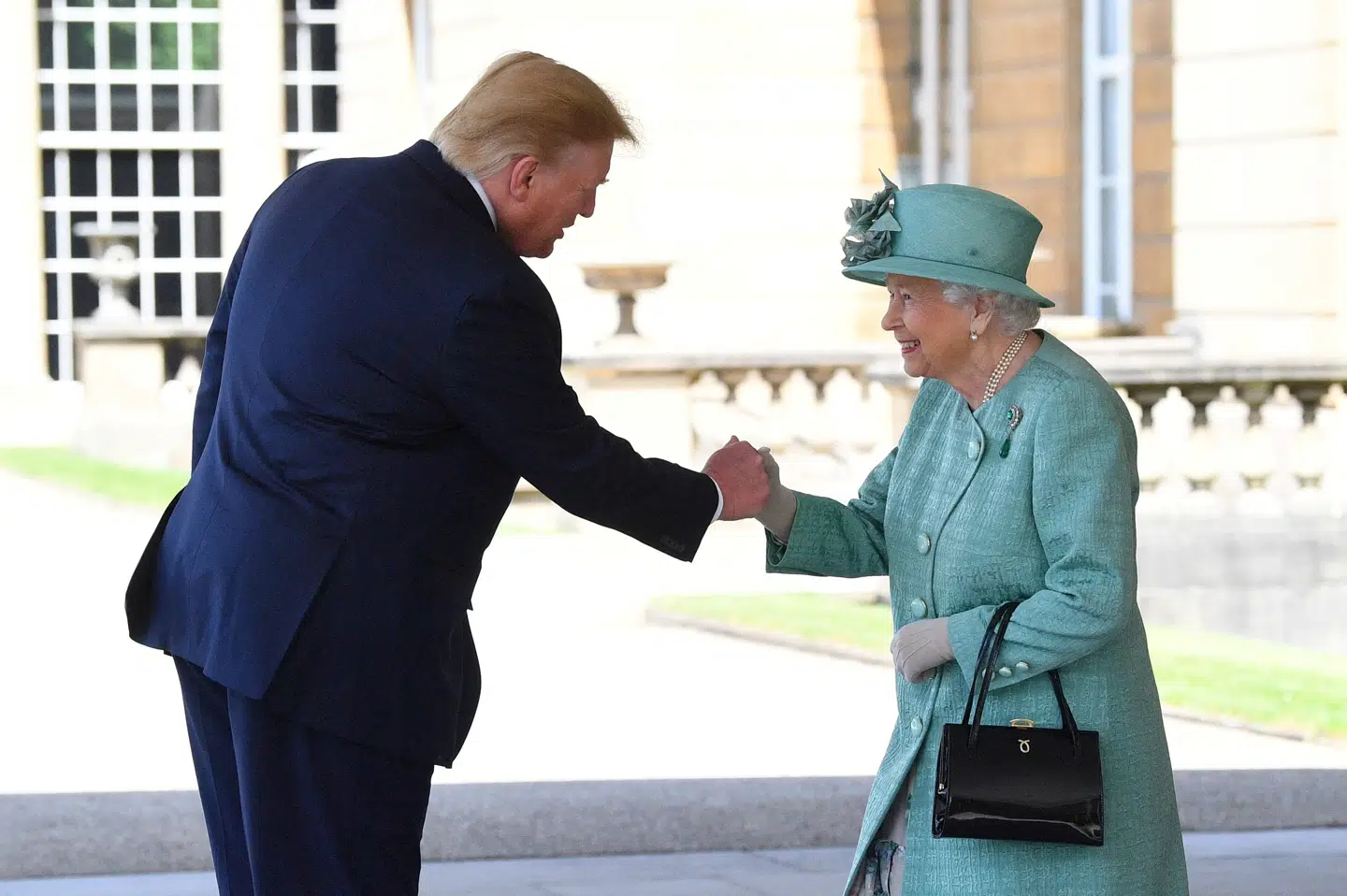 Dronning Elizabeth hilser på Donald Trump under besøget i 2019.