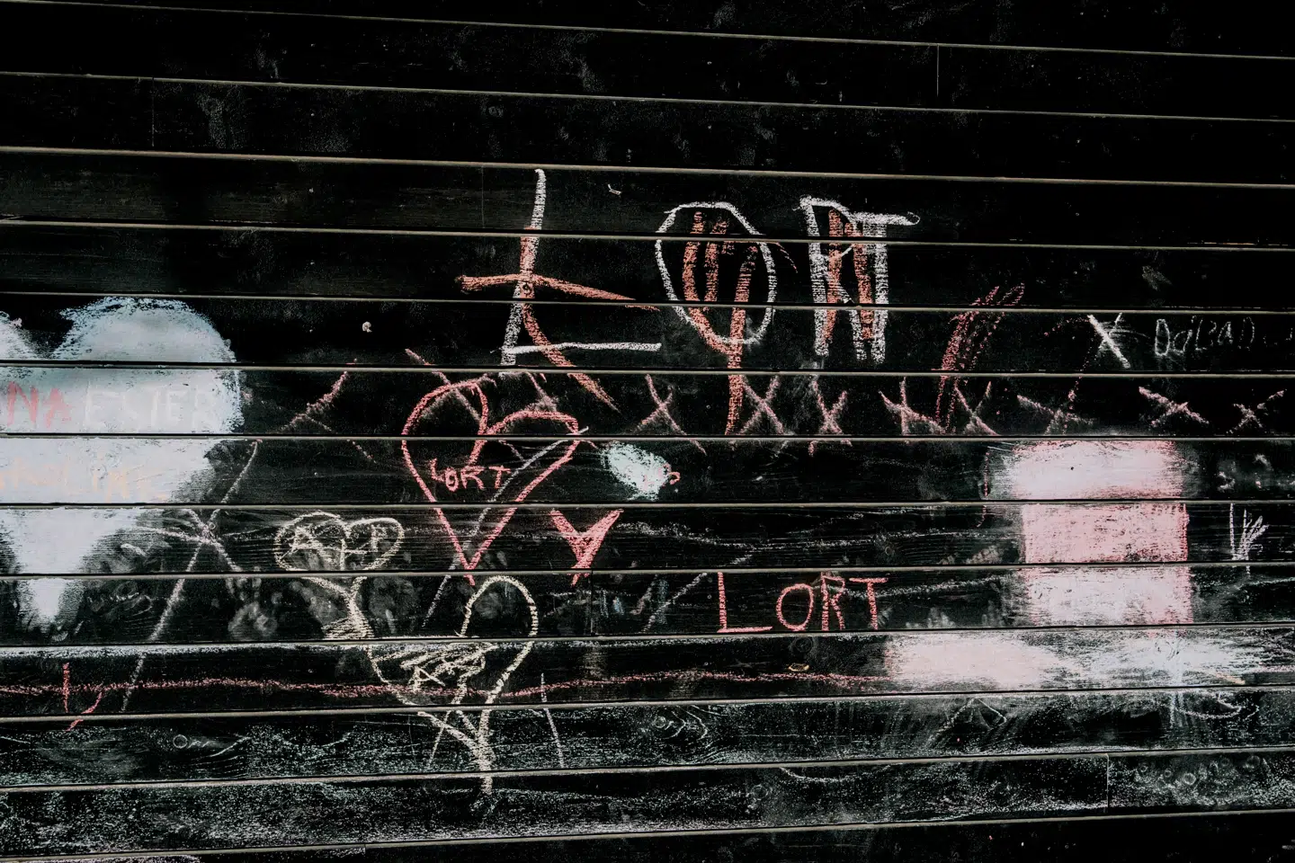 En i dag 16-årig dreng blev tidligere på året dømt for vold begået i skoletiden mod to teenagepiger.