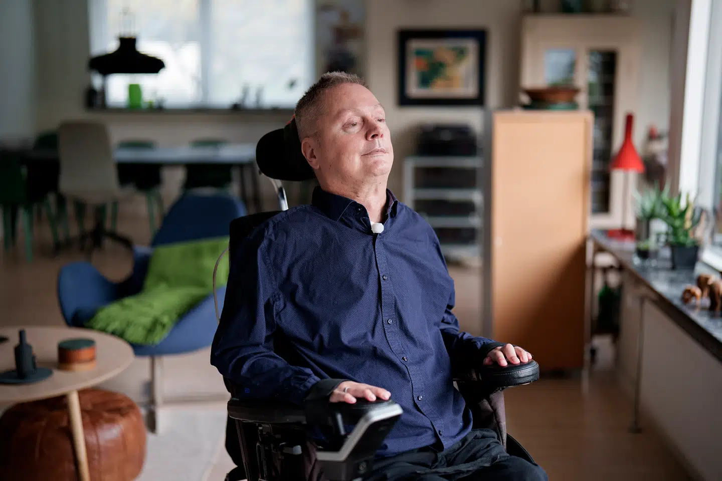 »Jeg frygter, at mennesker med handicap, der, ligesom jeg selv, har brug for hjælp til det meste, kan føle sig presset til at tage imod »selvvalgt livsafslutning« fordi, de ikke vil ligge samfundet og deres pårørende til last.« På billedet Janus Tarp.