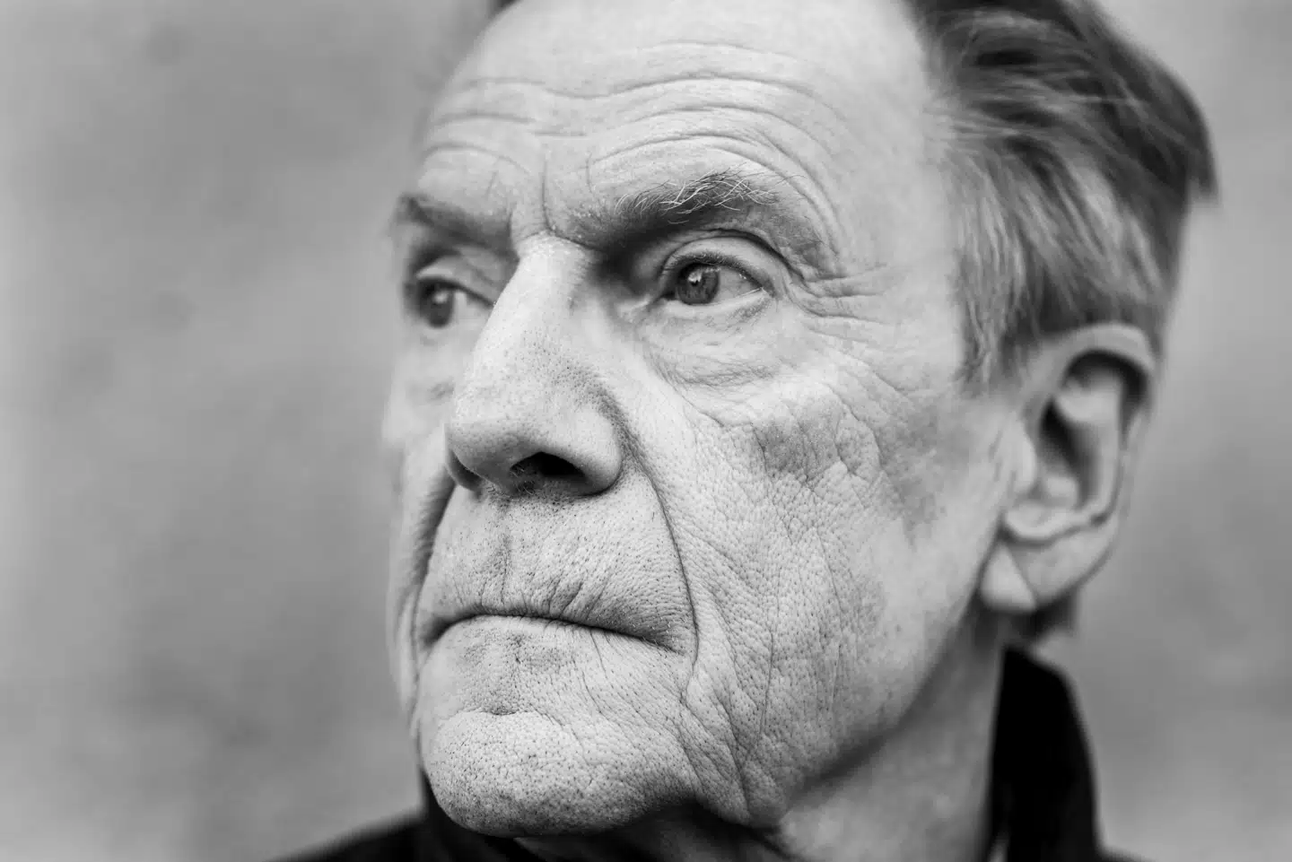 Jesper Christensen har spillet utallige udenlandske roller, herunder James Bond skurken Mr. White. Nu er han aktuel i den svenske serie »Trolösa«, hvor han spiller rollen som David. En rolle, hvor han skal tale svensk.