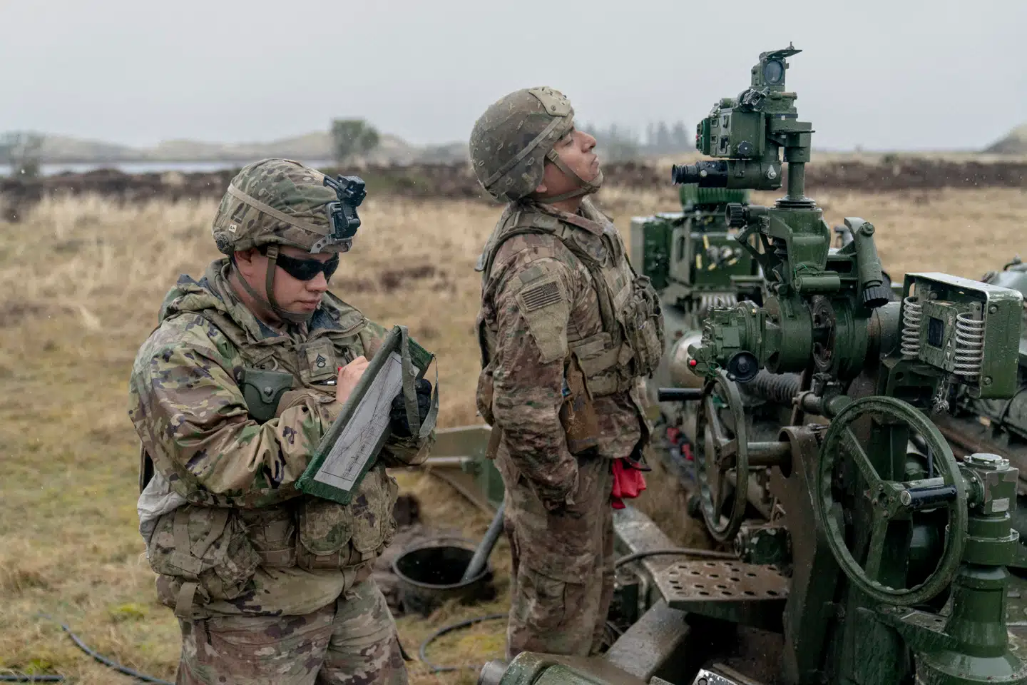 Det kan blive nødvendigt at fjerne allerede vedtagne skattelettelser, hvis vi skal finansiere oprustningen af Forsvaret, mener fagbevægelsens tænketank.