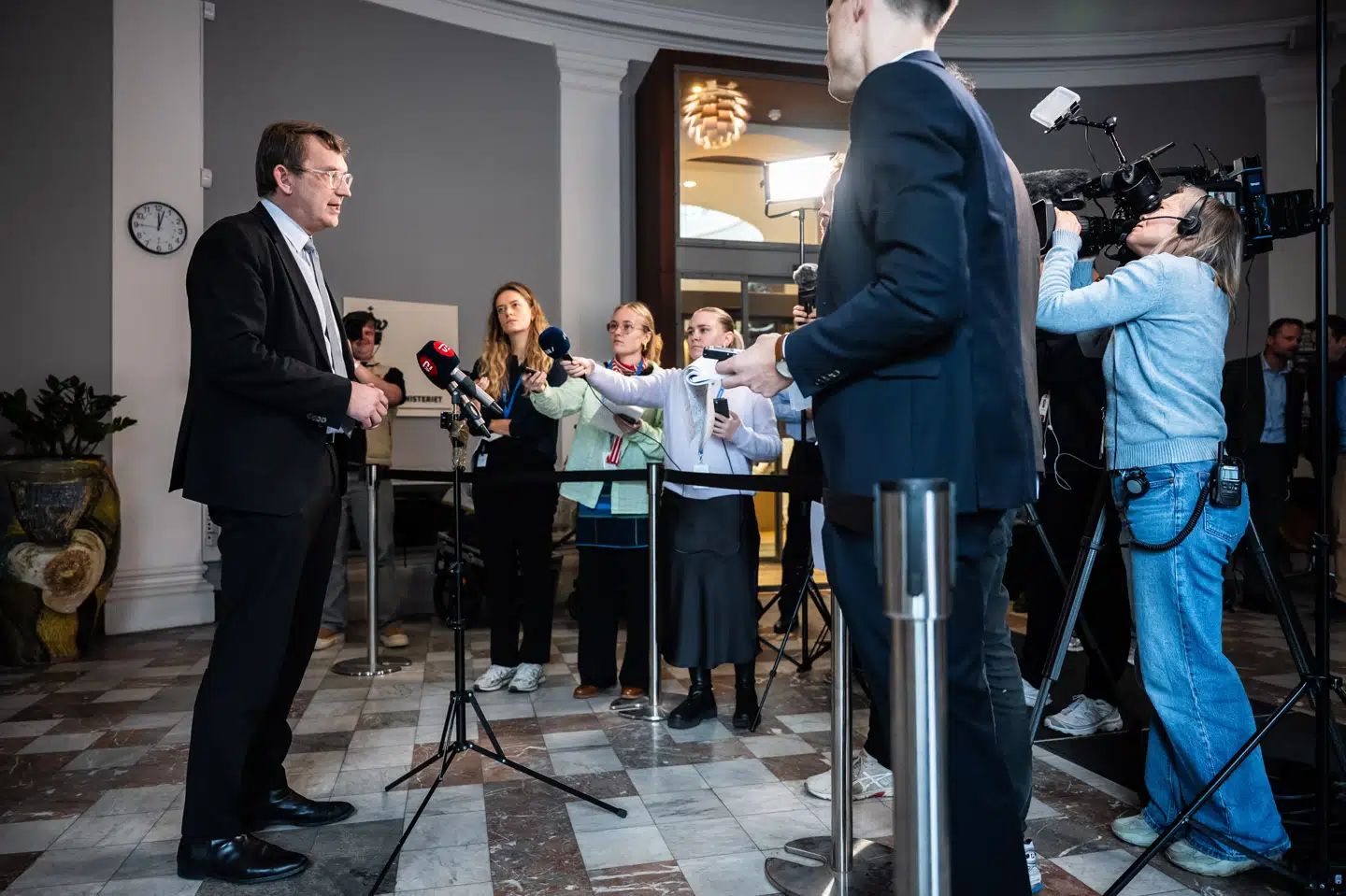 Forsvarsminister Troels Lund Poulsen (V) er blevet stævnet.