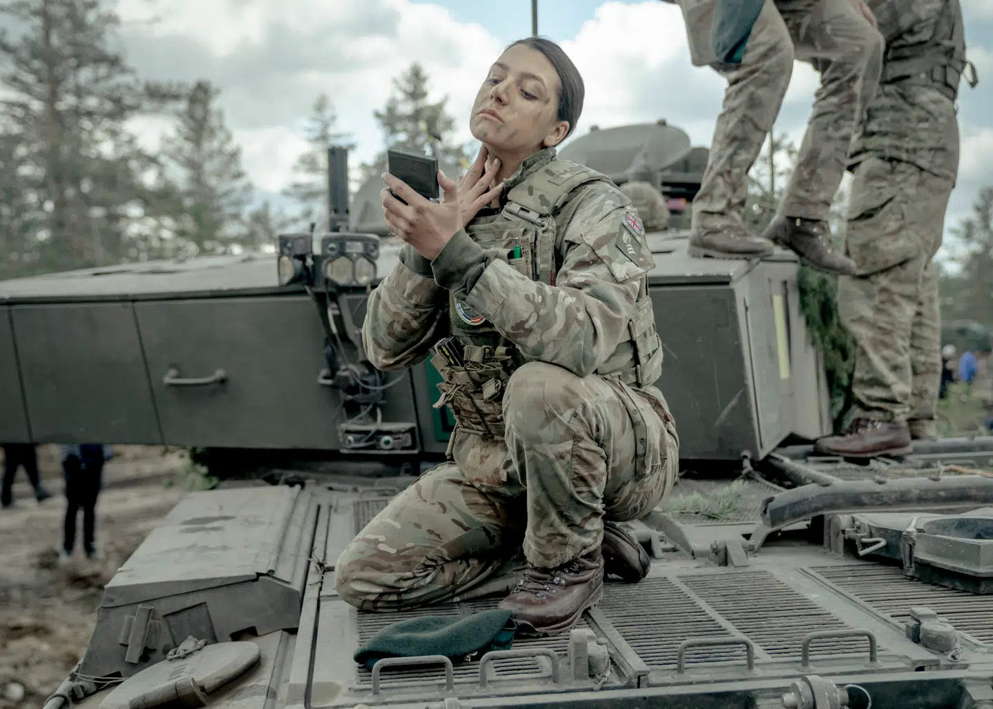 Hele Europa opruster og ruster sig til ufred. En britisk soldat putter her camouflerende farve i ansigtet ved militærøvelsen Arrow 22 på basen Niinisalo, hvor Finland, Estland, Letland, Storbritannien og USA træner sammen.