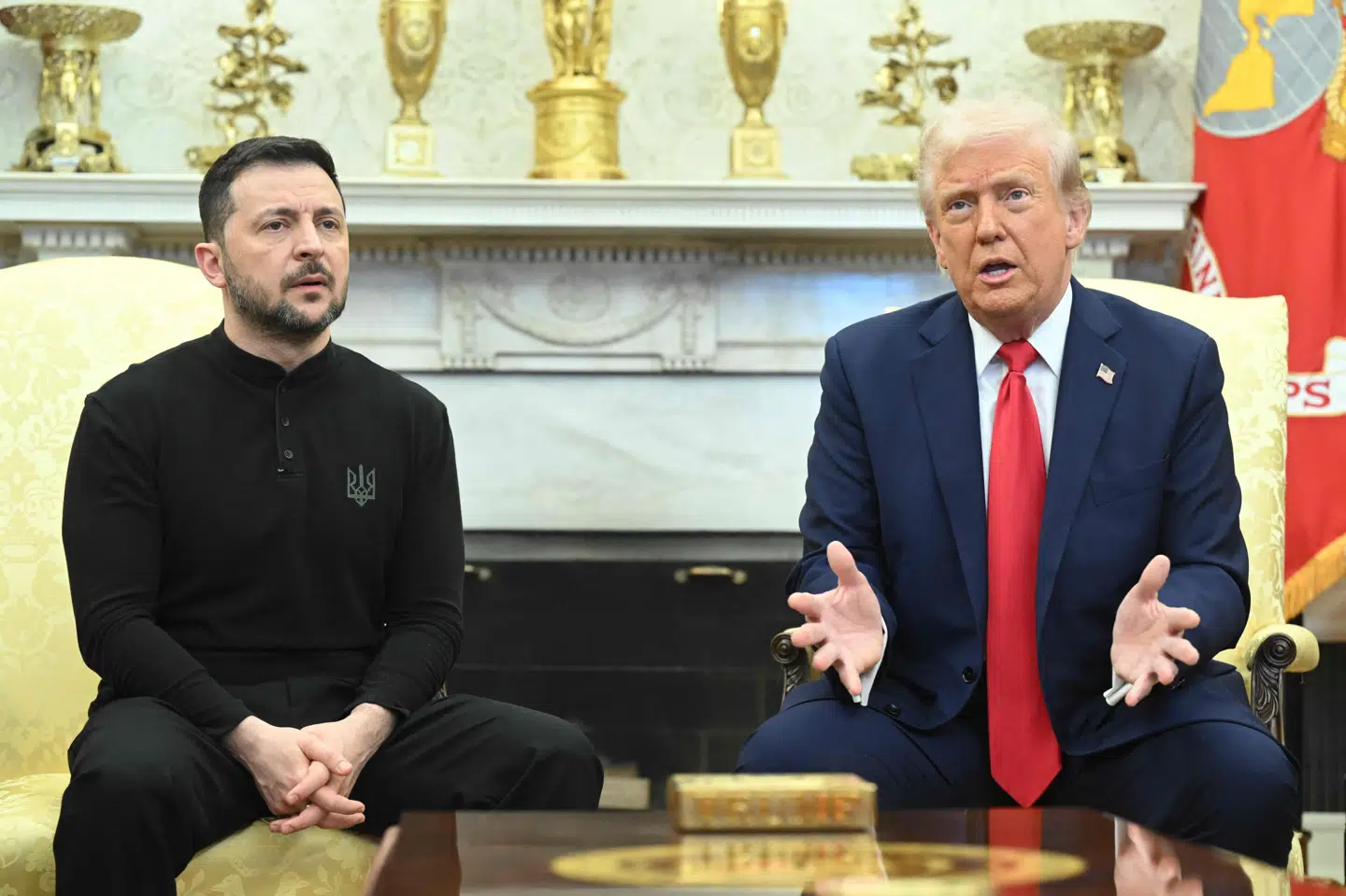 I mødet i det ovale værelse i februar blev Zelenskyj foran kameraerne beskyldt for ikke at være taknemmelig, mens han blev spurgt til, hvorfor han ikke havde jakkesæt på.
