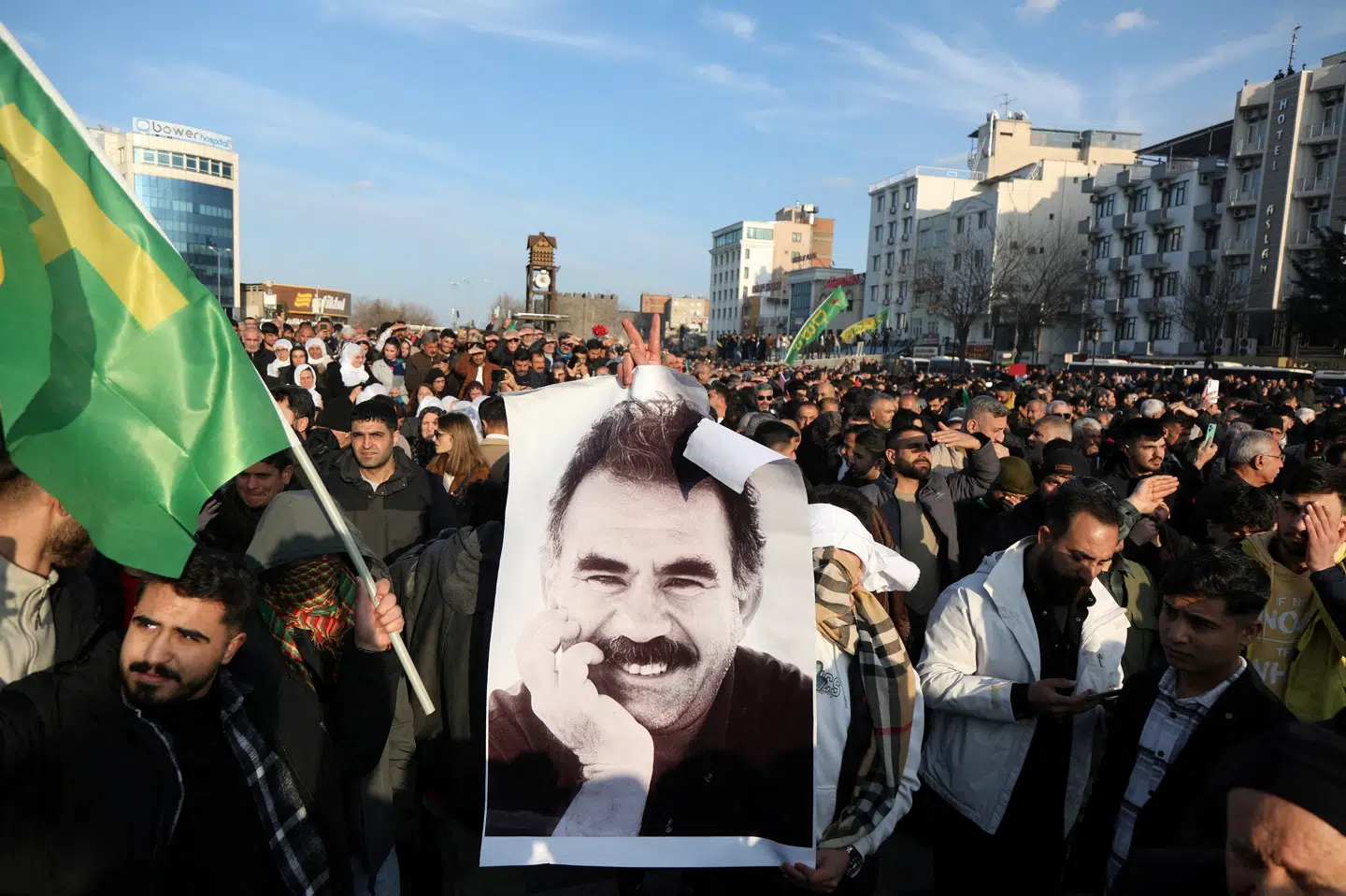 Torsdag opfordrede PKK-leder Abdullah Öcalan, som her er afbilledet på en plakat ved en demonstration samme dag, til at nedlægge PKK. Lørdag har den kurdiske gruppe erklæret våbenhvile.