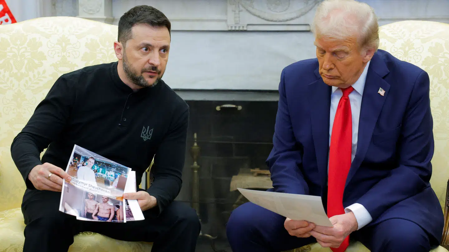 Her ses det, da Ukraines præsident Volodymyr Zelenskyj midt under mødet fredag viste Donald Trump billeder af krigsfanger.
