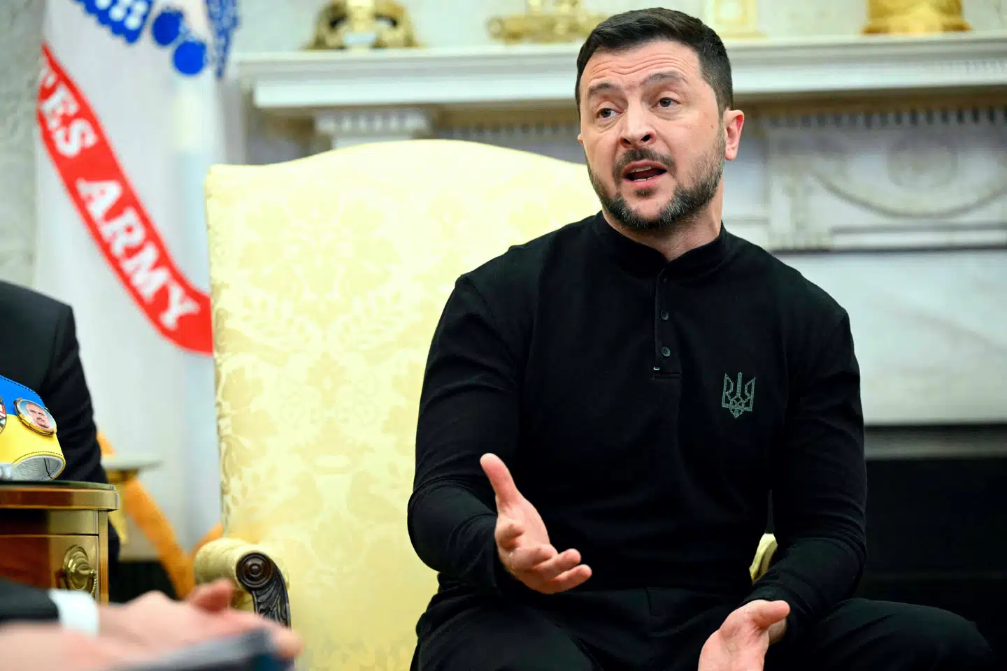 Også Volodymyr Zelenskyjs påklædning vakte kritik, da han mødtes med Donald Trump i Det Hvide Hus. Hvorfor tog han ikke bare et jakkesæt og et fint slips på? Foto: Saul Loeb, Scanpix.