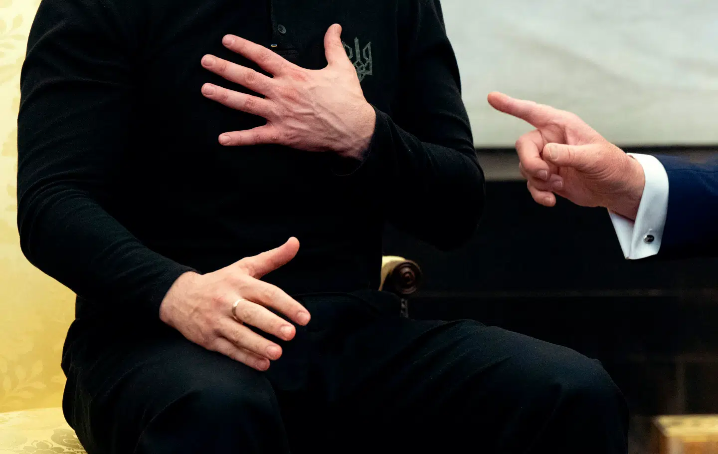 »Du er slet ikke taknemmelig. Det er ikke en god ting.« Sådan lød blot en af de kontante budskaber, USAs præsident, Donald Trump, lancerede mod Ukraines præsident, Volodymyr Zelenskyj. Men bag Trumps tilsyneladende irrationelle og frådende angreb ligger en voldsomt kritiseret strategi.