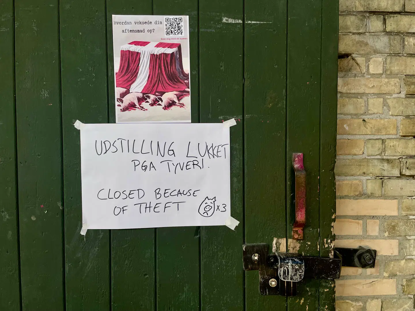 Udstillingen er lukket på grund af tyveri, viser en tekst ved lokalerne i København.