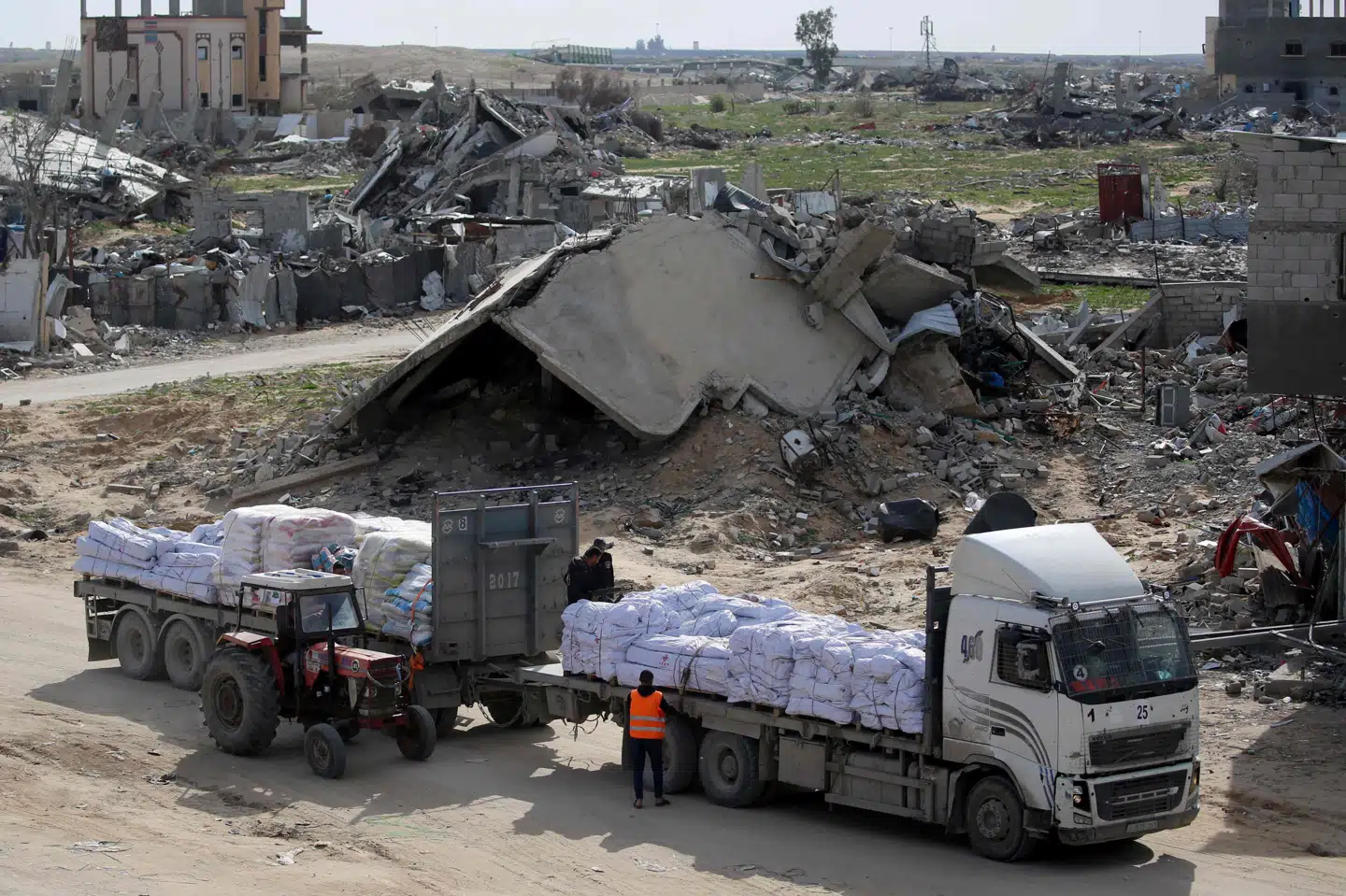 En lastbil med nødhjælp ankommer til Rafah i den sydlige del af Gaza 18. februar. Men søndag har Israels premierminister, Benjamin Netanyahu, besluttet at bremse for nødhjælp ind i det krigshærgede område.