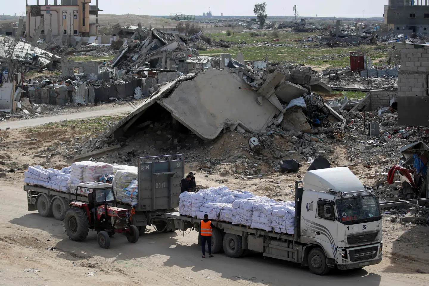 En lastbil med nødhjælp ankommer til Rafah i den sydlige del af Gaza 18. februar. Men søndag har Israels premierminister, Benjamin Netanyahu, besluttet at bremse for nødhjælp ind i det krigshærgede område.