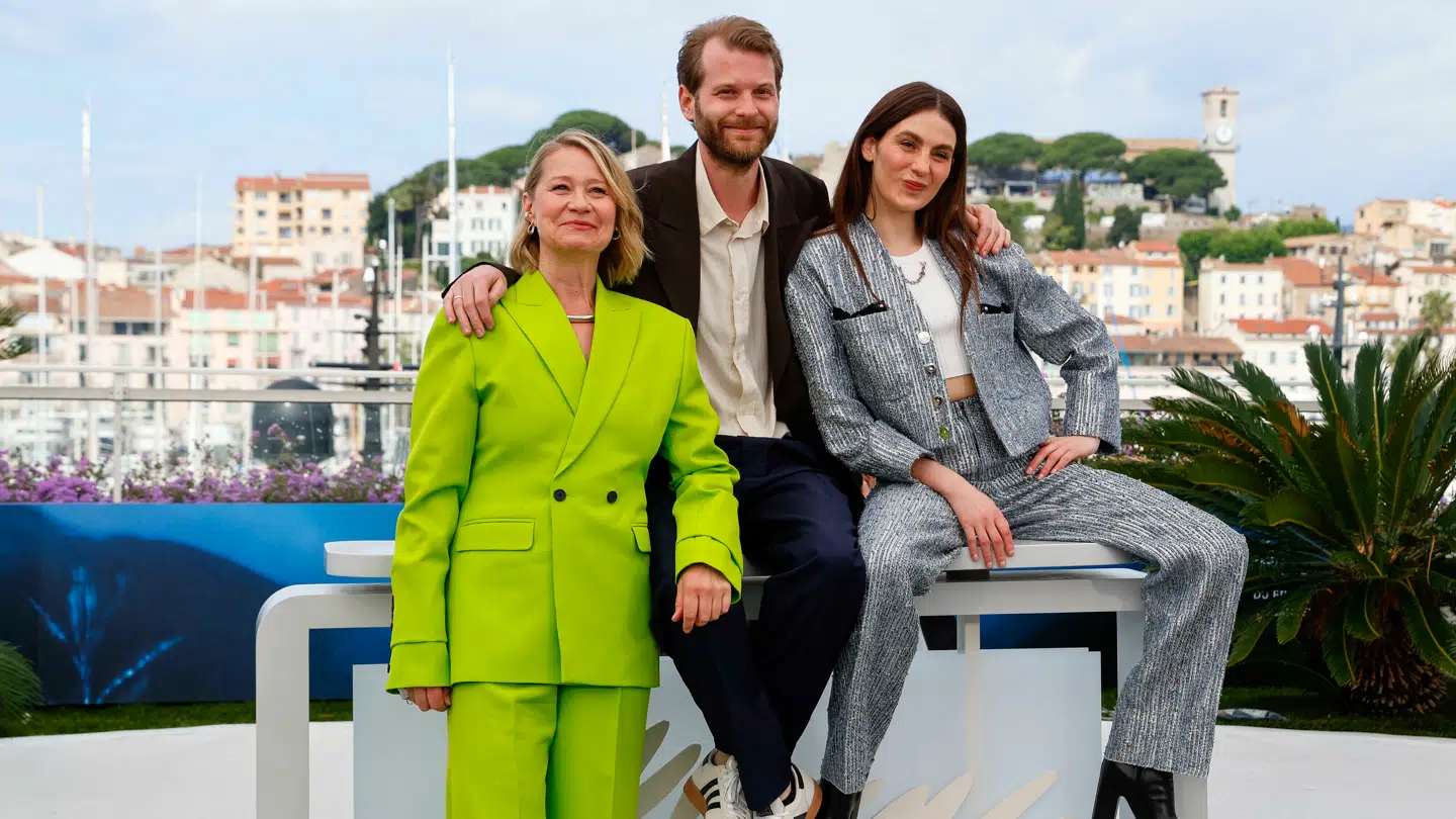 På billedet ses instruktøren af filmen 'Pigen med Nålen' i midten med de to hovedroller Trine Dyrholm og Vic Carmen Sonne på hver side.