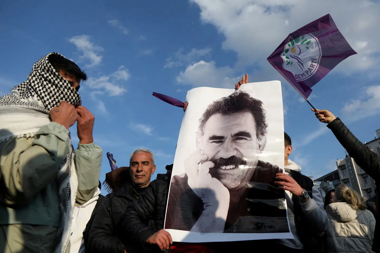 En demonstrant i den tyrkiske by Diyarbakır holder et billede af den fængslede kurdiske leder, Abdullah Öcalan.