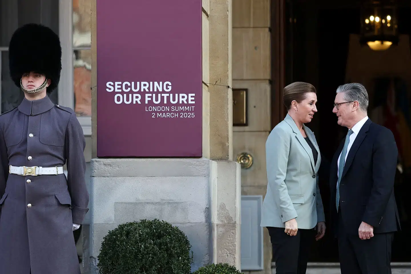 Statsminister Mette Frederiksen er søndag i London for at diskutere en europæisk fredsindsats i Ukraine.