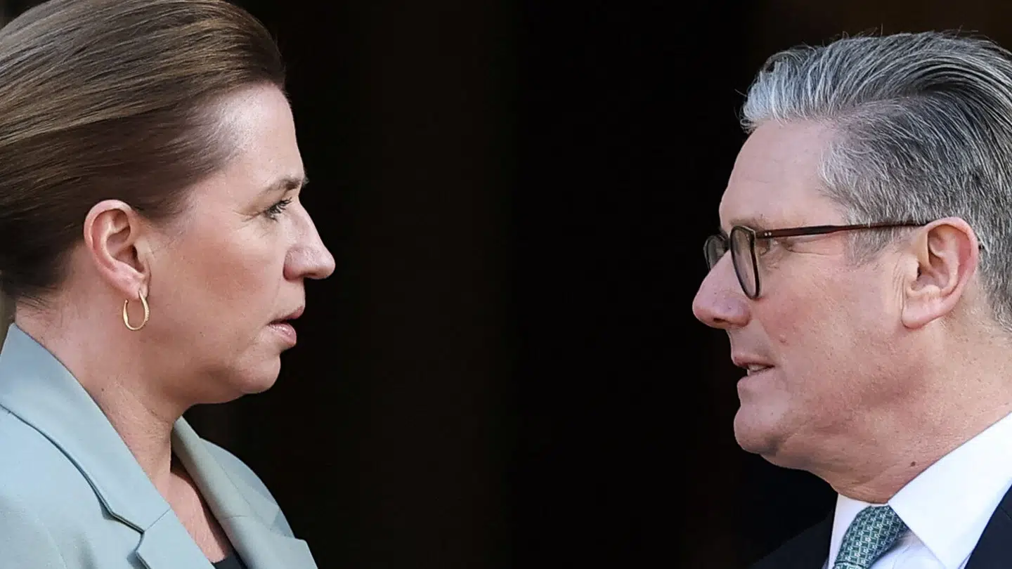 Statsminister Mette Frederiksen bliver budt velkommen af den britiske premierminister Keir Starmer til søndagens krisemøde i London.