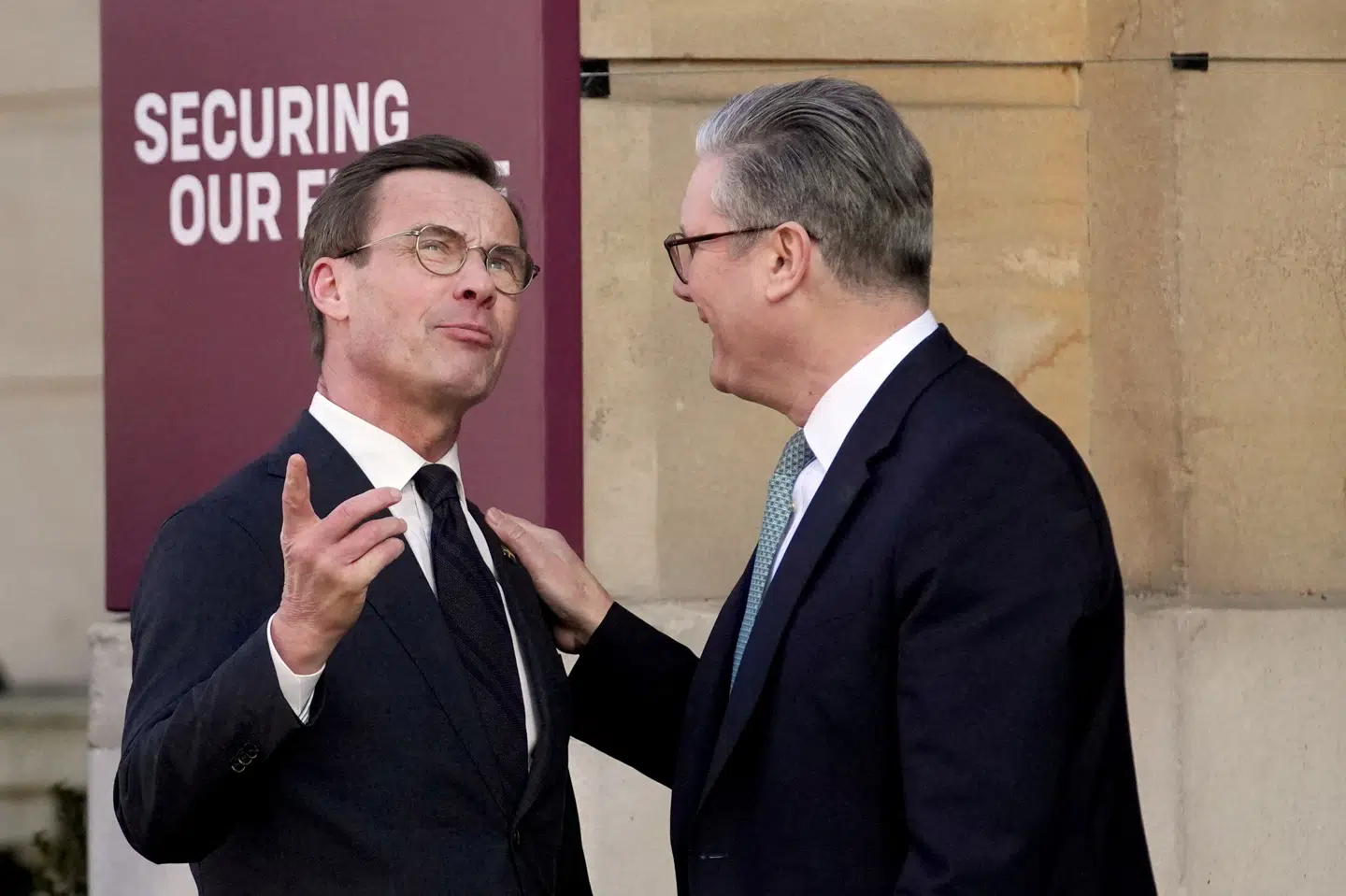 Ulf Kristersson (til venstre) hilser på den britiske premierminister, Keir Starmer (til højre), forud for krisemøde i London. Efter mødet taler den svenske statsminister om sikkerhedsgarantier med "amerikansk backup".