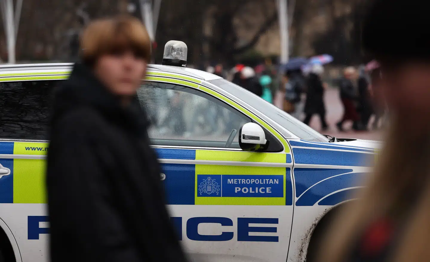 Ifølge The Guardian har man kendskab til mere end 50 kvinder, der er blevet bedraget af betjente, der hemmeligholdt deres egentlige identitet i perioden 1968 til 2010.