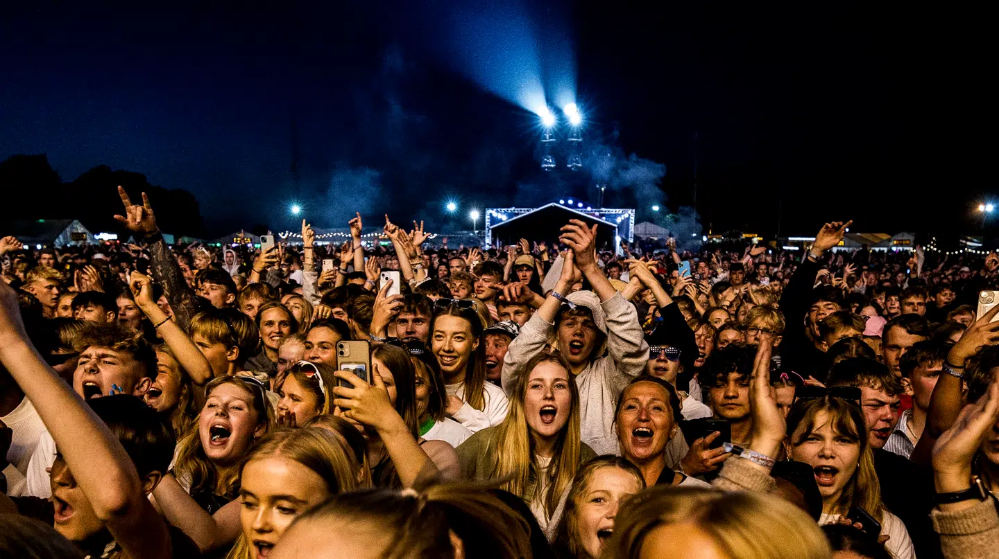 Stemningen er helt i top blandt publikum til de mange koncerter under Jelling Musikfestival 2024 i Jelling, d. 24/5 2024. Her ses fans til koncert med popduoen Nik & Jay.