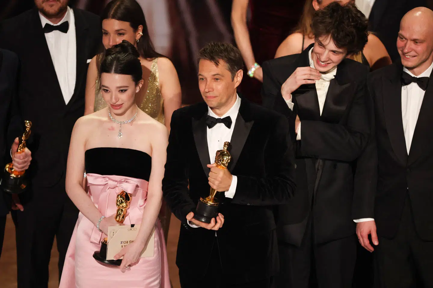Mikey Madison, der vandt en Oscar for sin rolle i 'Anora', på scenen med filmens instruktør Sean Baker. Foto: Carlos Barria, Scanpix