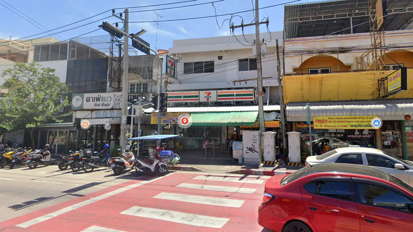 Den 22-årige dansker blev fundet stærkt forslået foran denne 7-Eleven i Pattaya.
