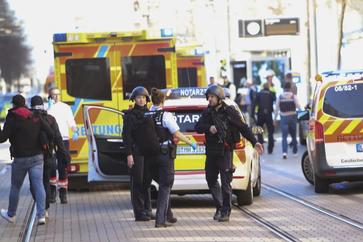 Bymidten i Mannheim blev mandag afspærret, efter at en bil kørte ind i en menneskemængde, og to personer blev dræbt.