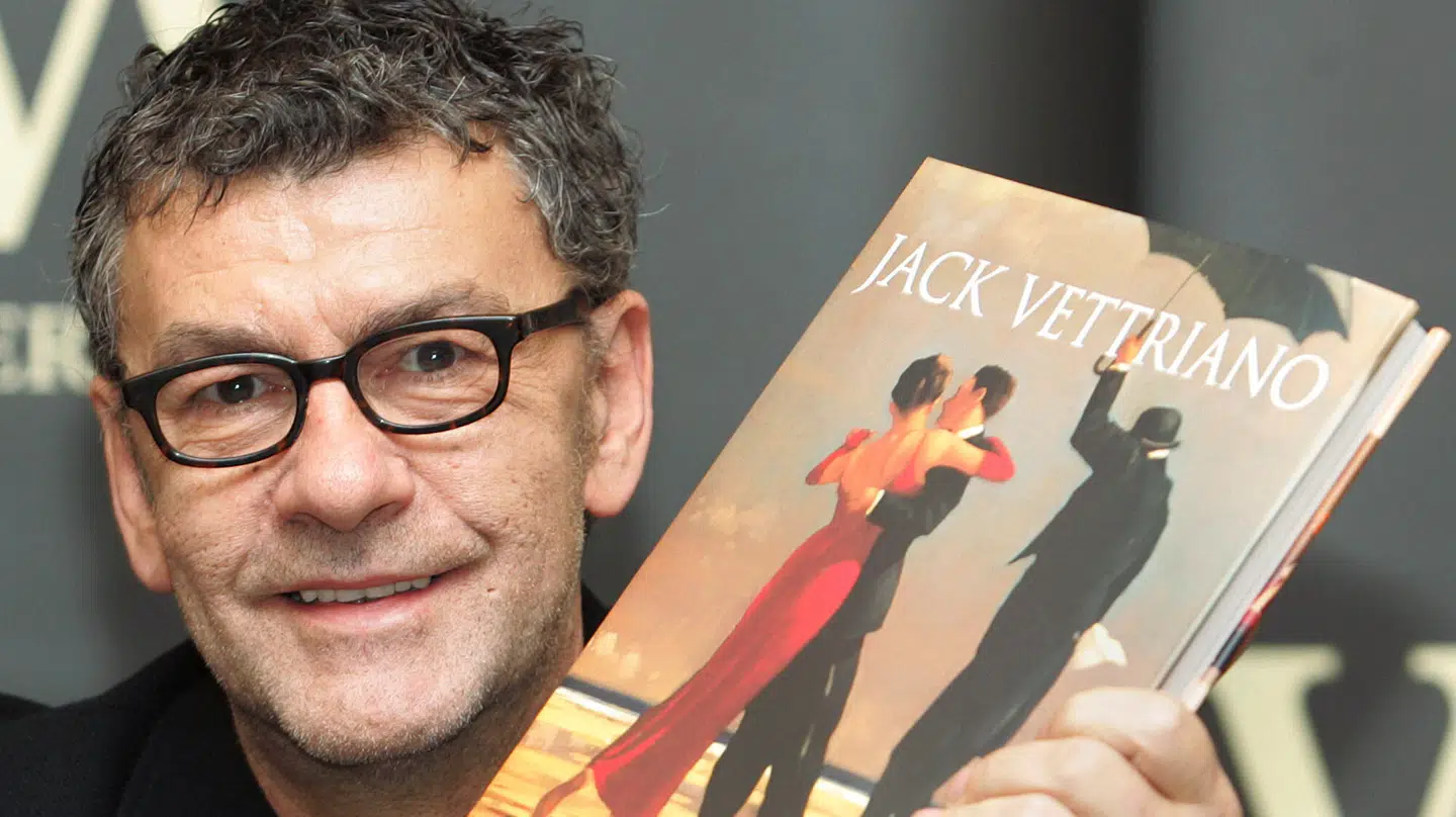 Maler Jack Vettriano holder en kopi af hans nye bog, hvor maleriet »The Singing Butler« fremgår af forsiden.