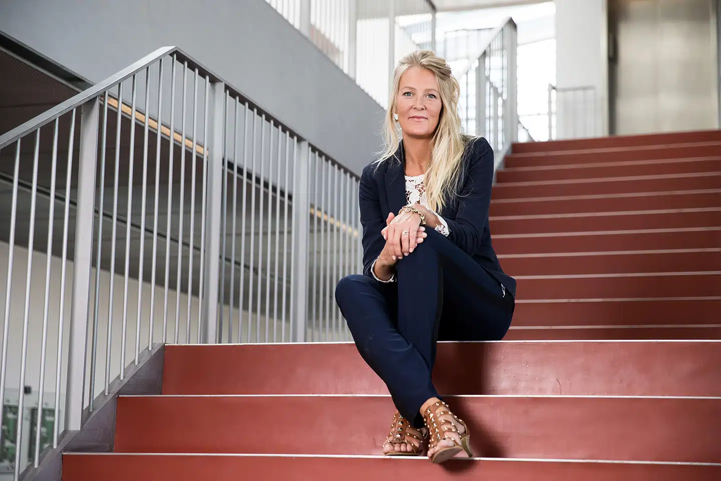 Louise Dinesen fastslår, at ledelsesopgaven i morgen handler om at transformere hippe arbejdspladser til sunde og sikre fællesskaber, hvor mennesker tager kollektivt ansvar for at beskytte hinanden.